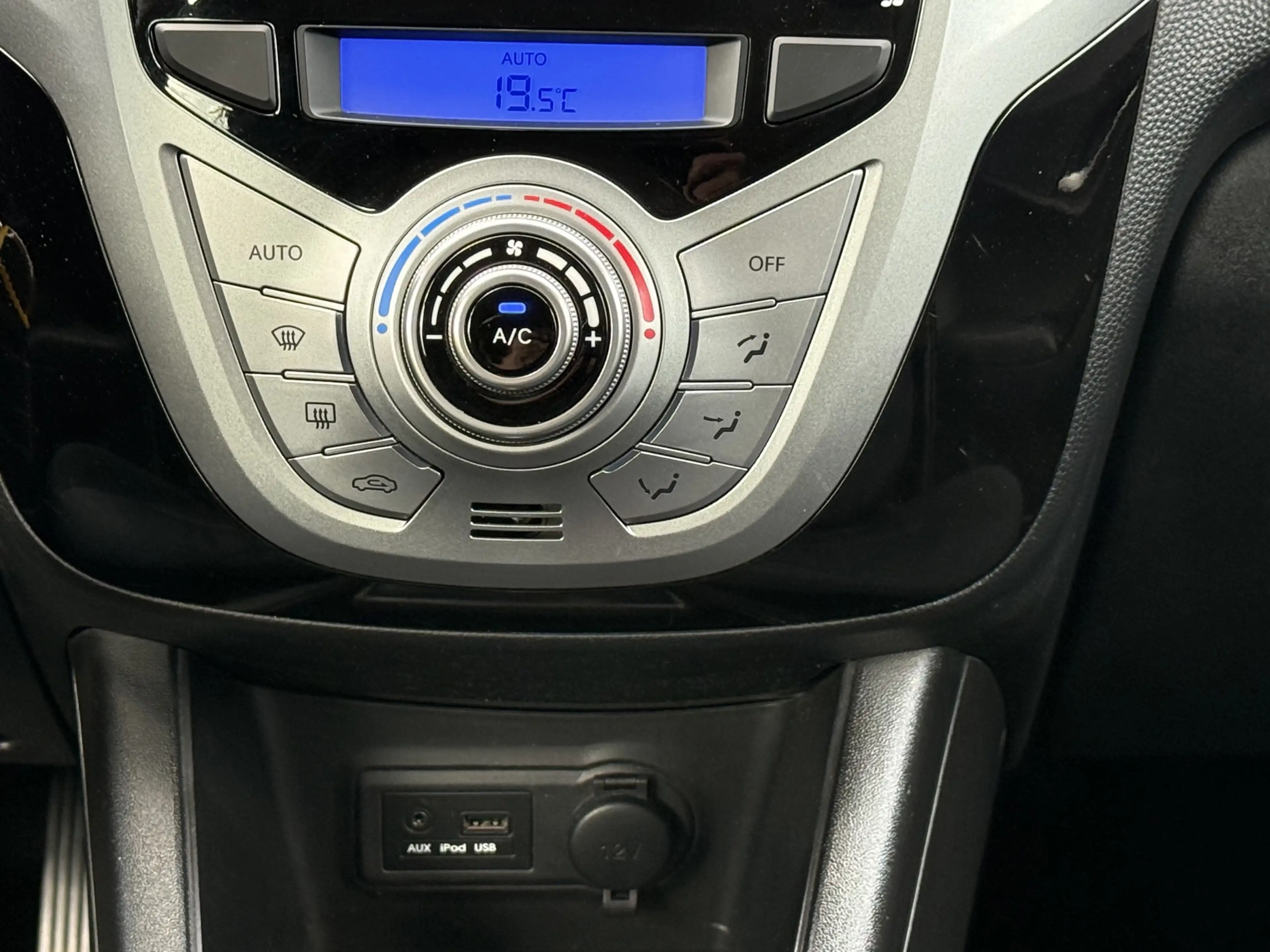 Hyundai iX20 1.4i, Clima, Cruise Control, Parkeersensoren, LM-v — photo 12