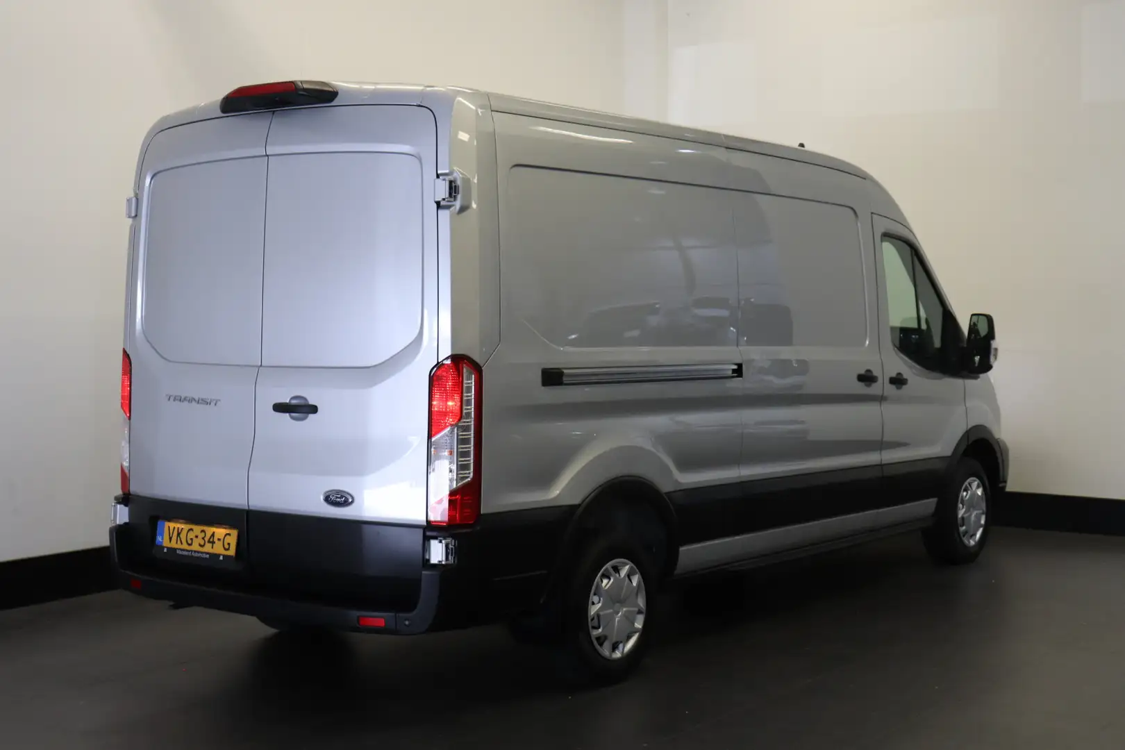 Ford Transit 2.0 TDCI 130PK L3H2 EURO 6 - Airco - Navi - Cruise Zilver - 2
