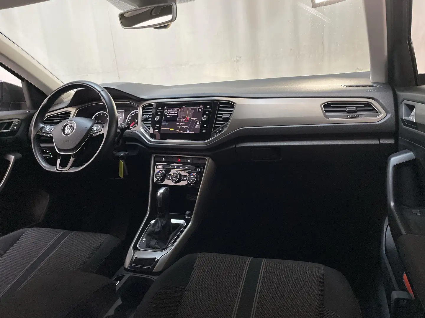Volkswagen T-Roc 1.5 TSI 150pk DSG Style Parkeersensoren Navigatie Gris - 2