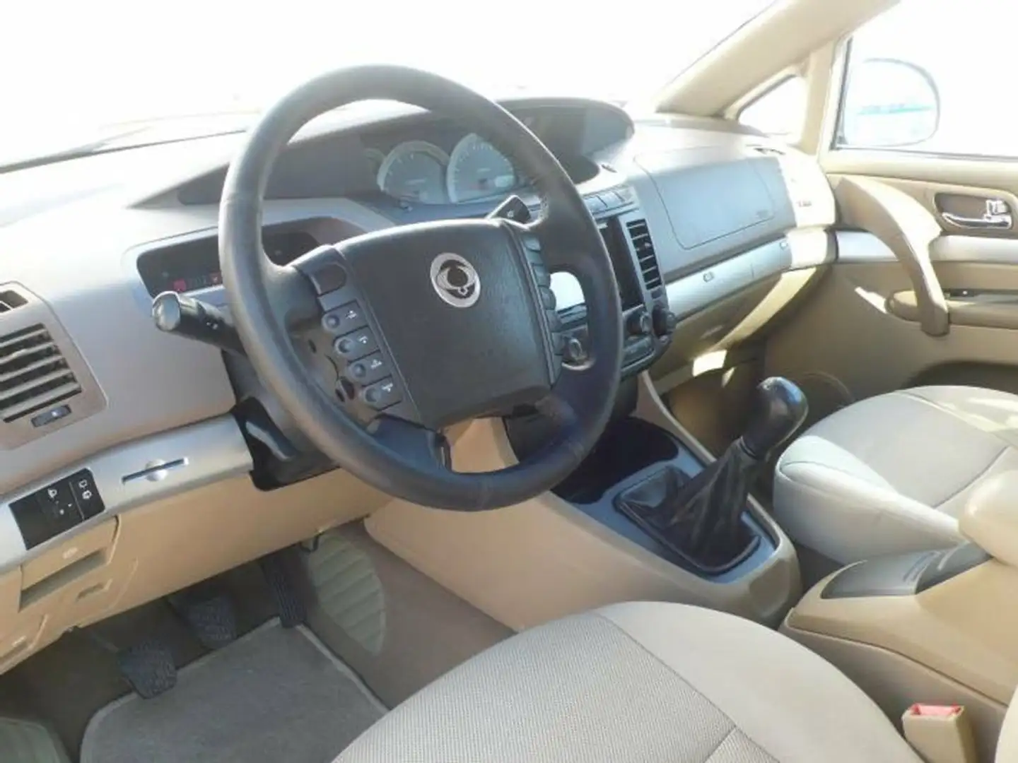 SsangYong Rodius 270 XDi Gris - 2