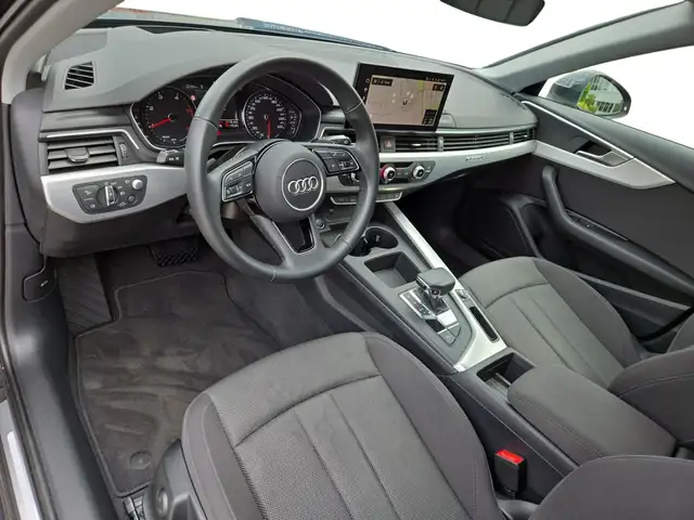 Audi A4 view 4