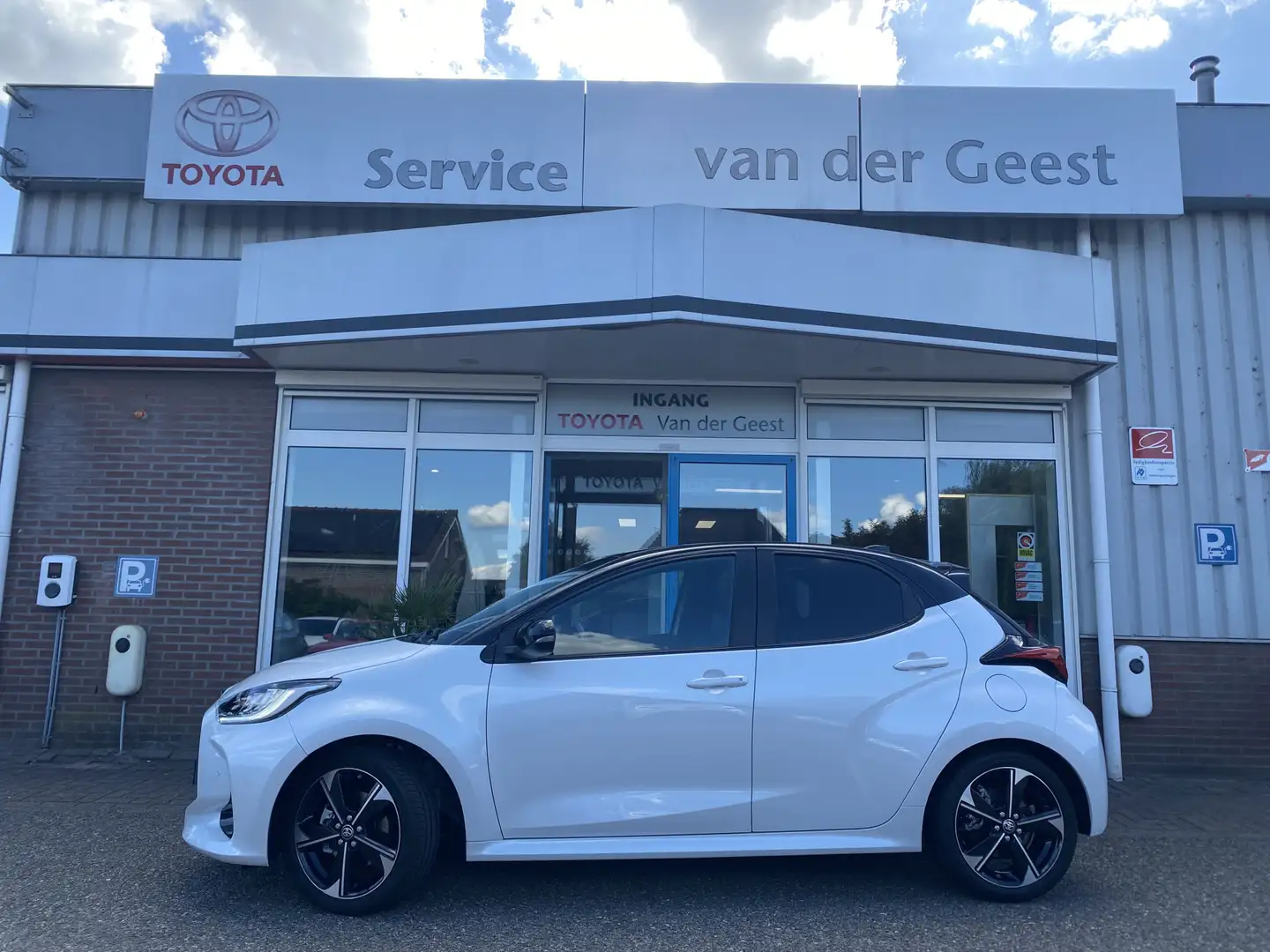 Toyota Yaris 1.5 Hybrid 130 Launch Edition Wit - 1