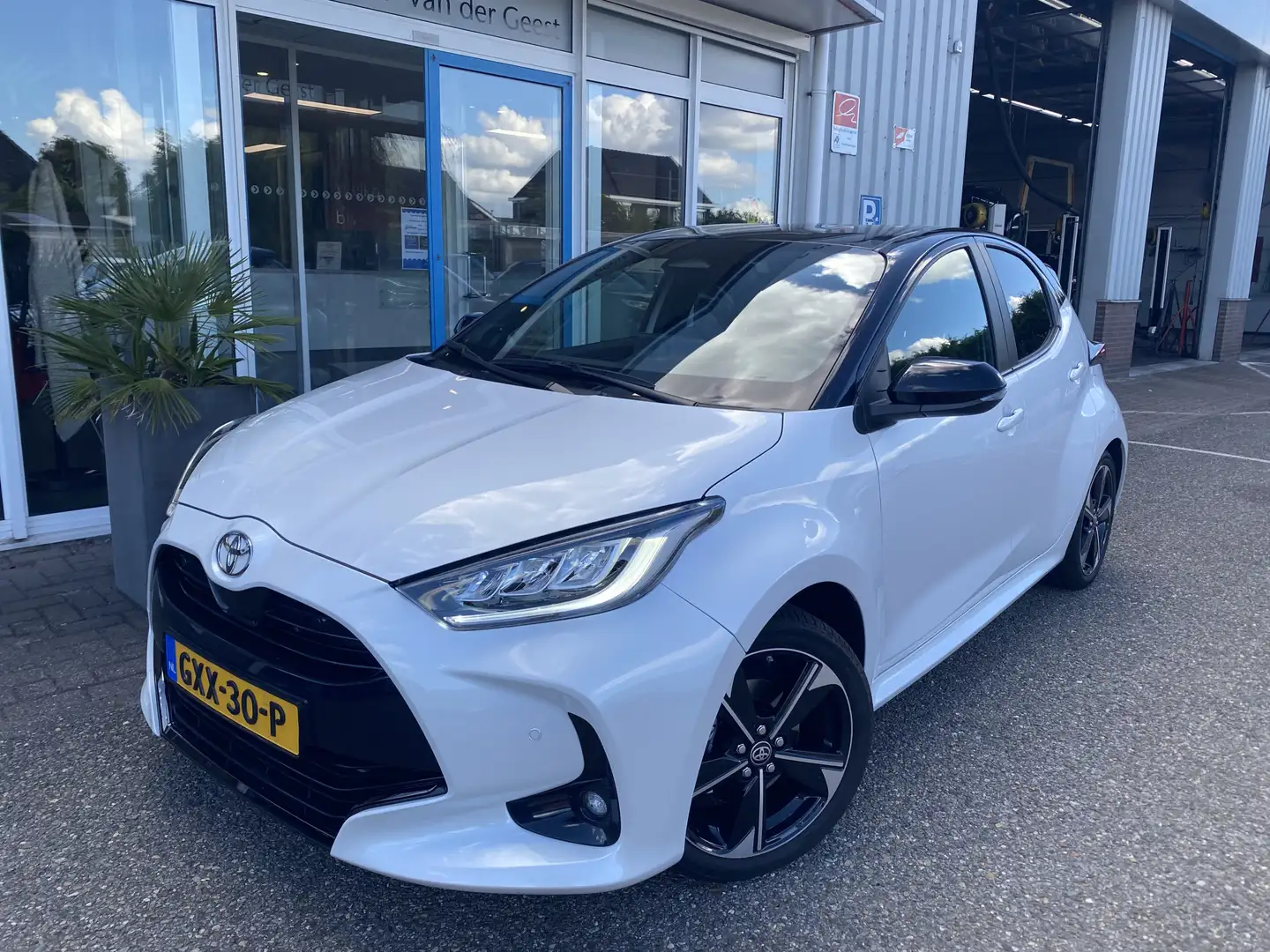 Toyota Yaris 1.5 Hybrid 130 Launch Edition Wit - 2