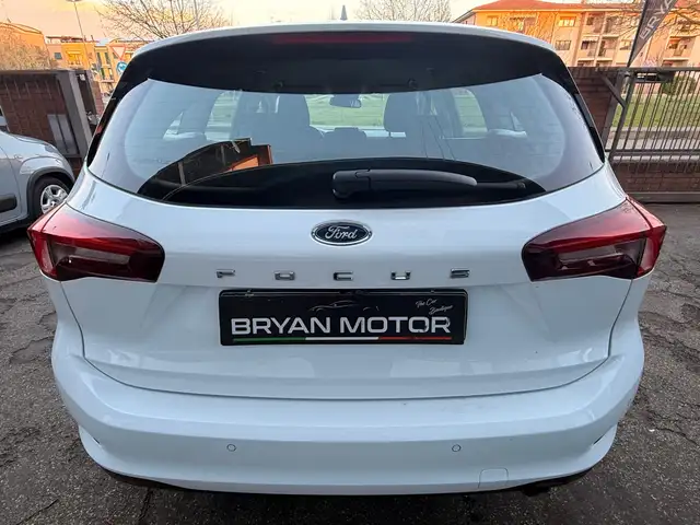 Ford Focus view 3