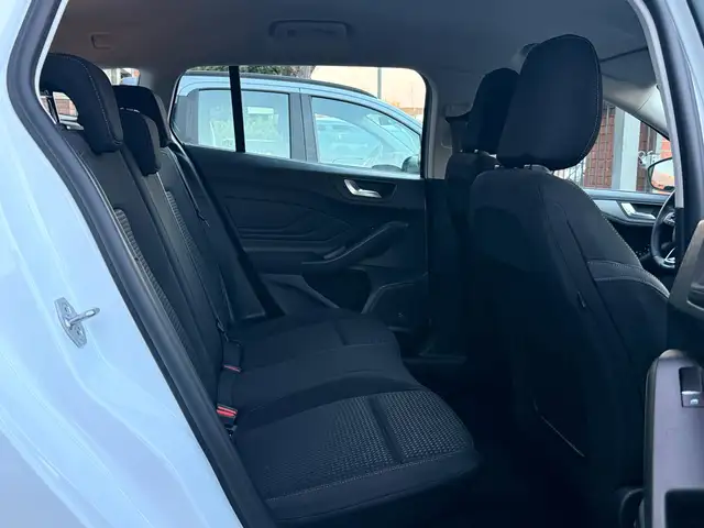 Ford Focus view 14