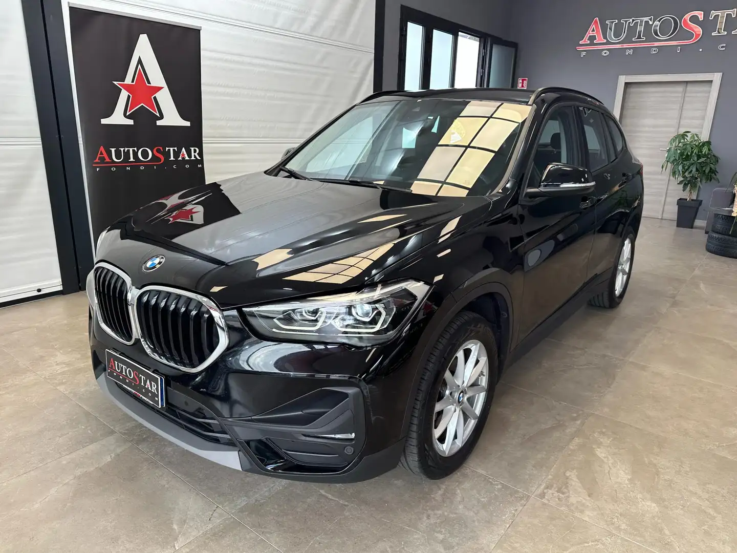 BMW X1 xdrive18d auto Zwart - 1