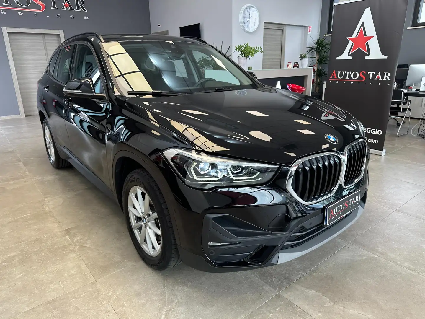BMW X1 xdrive18d auto Zwart - 2
