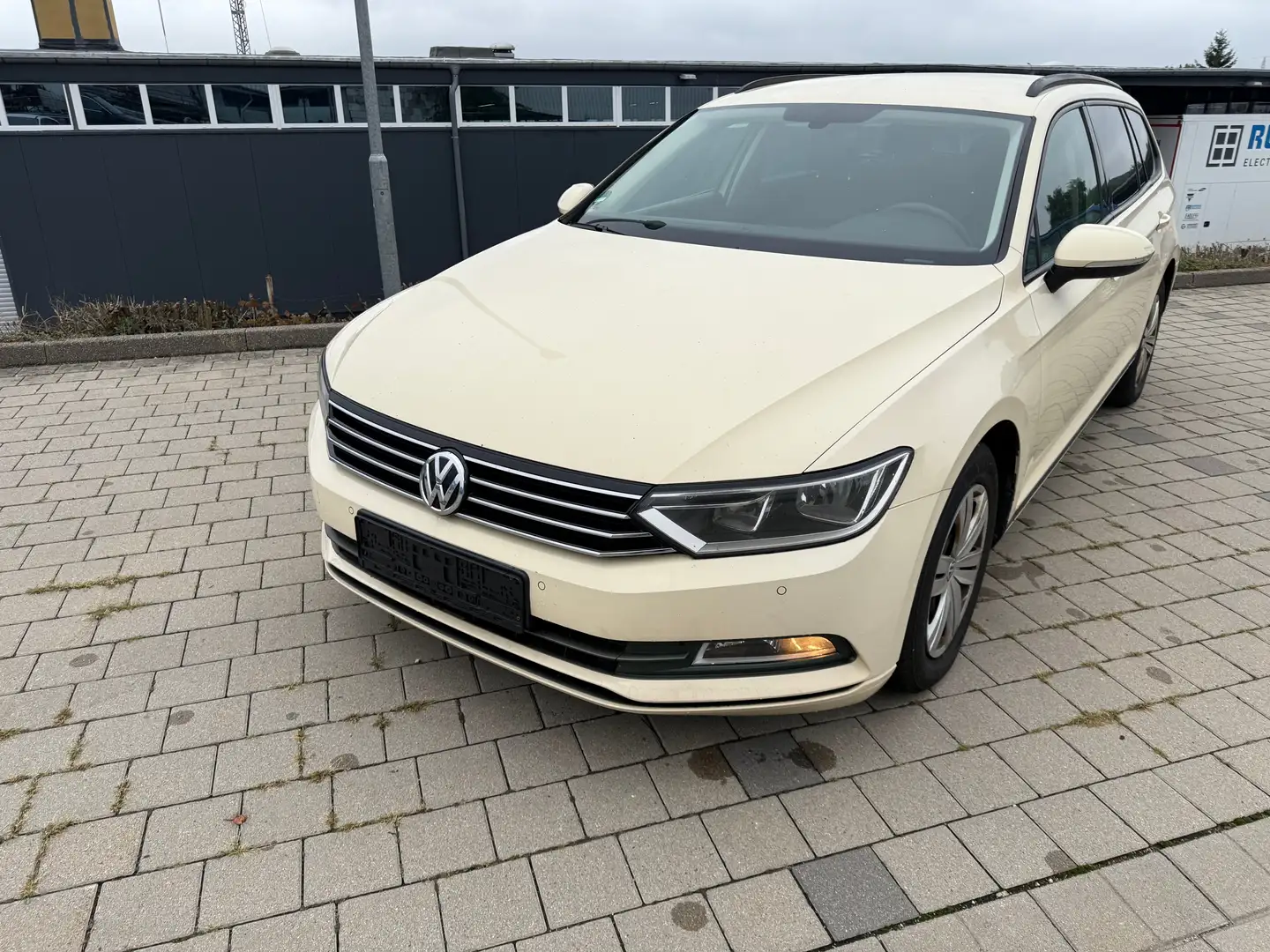 Volkswagen Passat Variant Trendline BMT/Start-Stopp DSG AHK Beige - 1