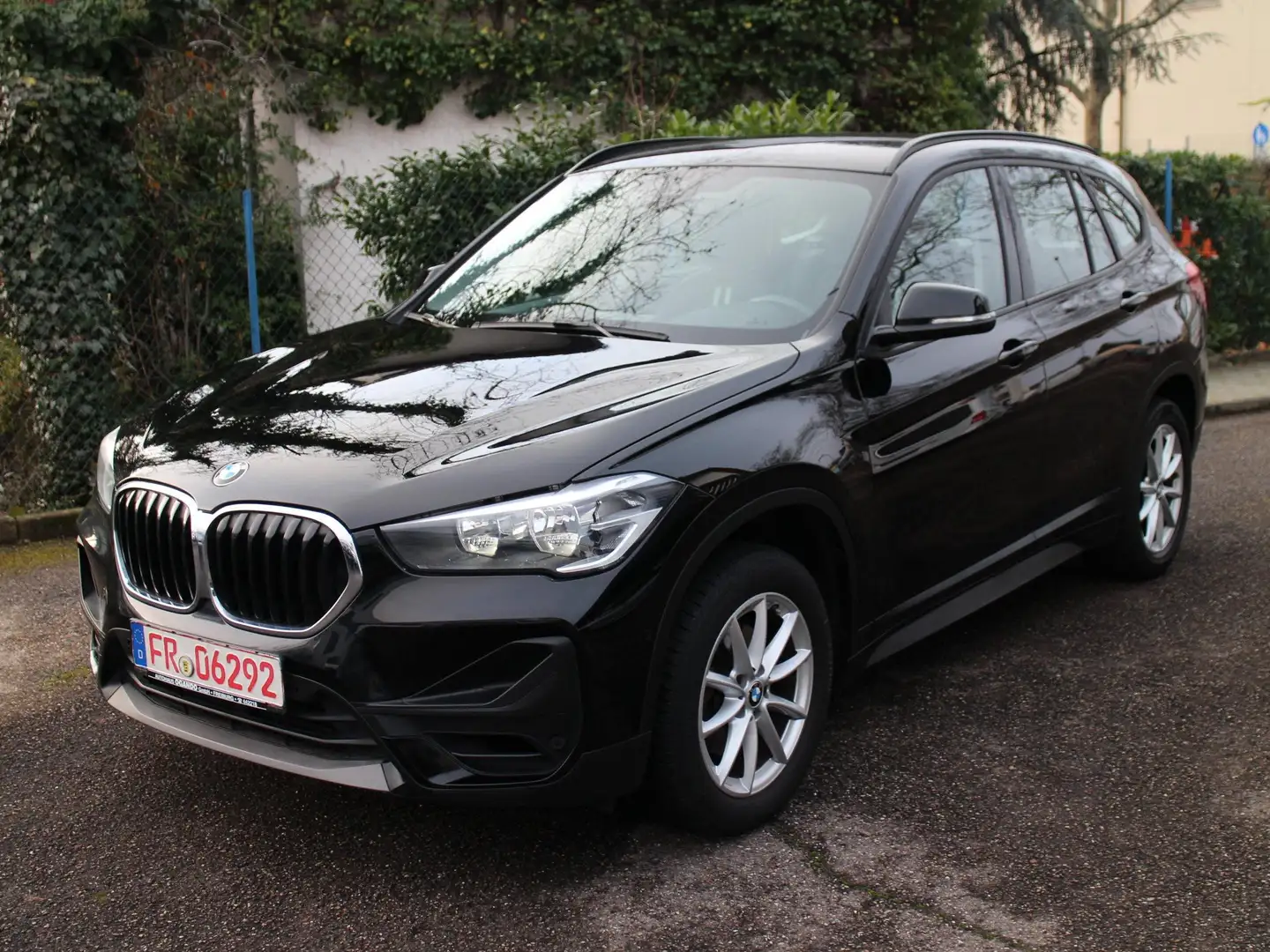 BMW X1 X1 sDrive18i Aut.Sport/Navip/PDC/SHZ/Multi/Klimaa. Schwarz - 1