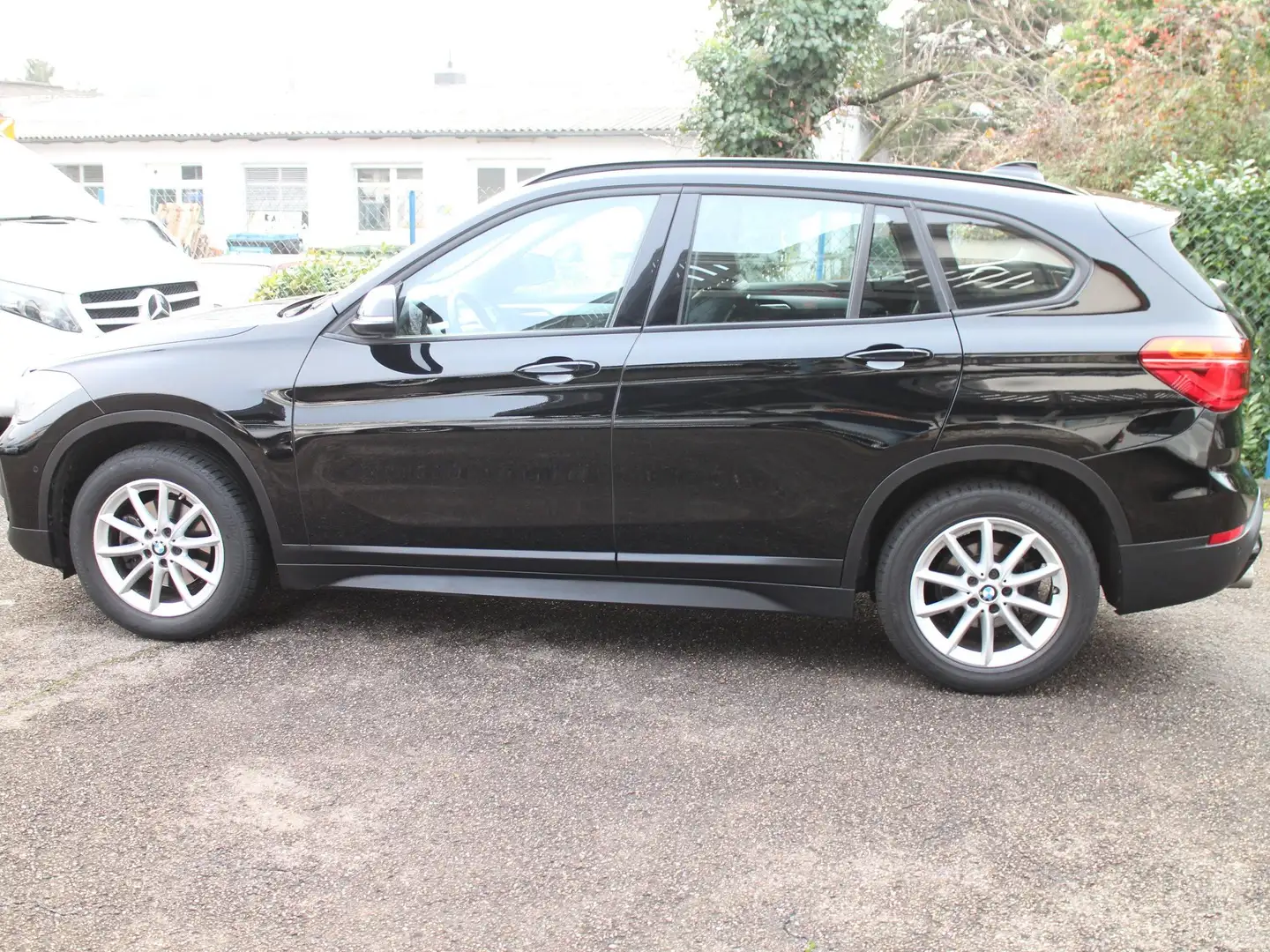 BMW X1 X1 sDrive18i Aut.Sport/Navip/PDC/SHZ/Multi/Klimaa. Schwarz - 2
