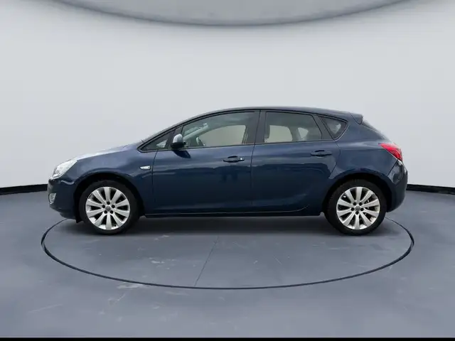 Opel Astra view 2