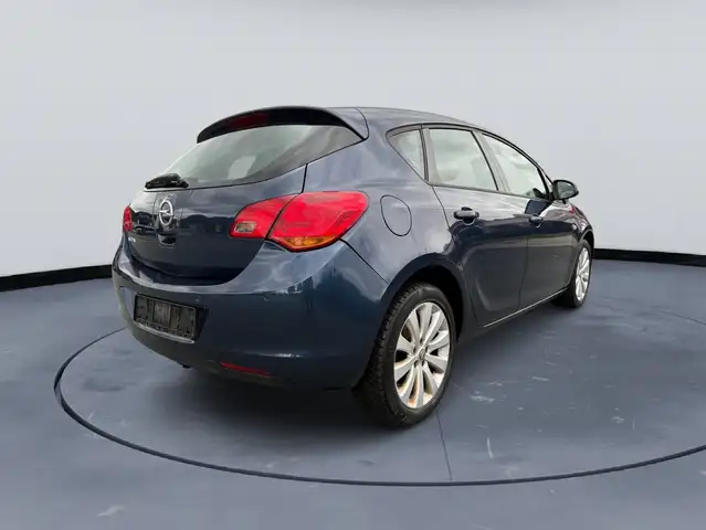Opel Astra view 5