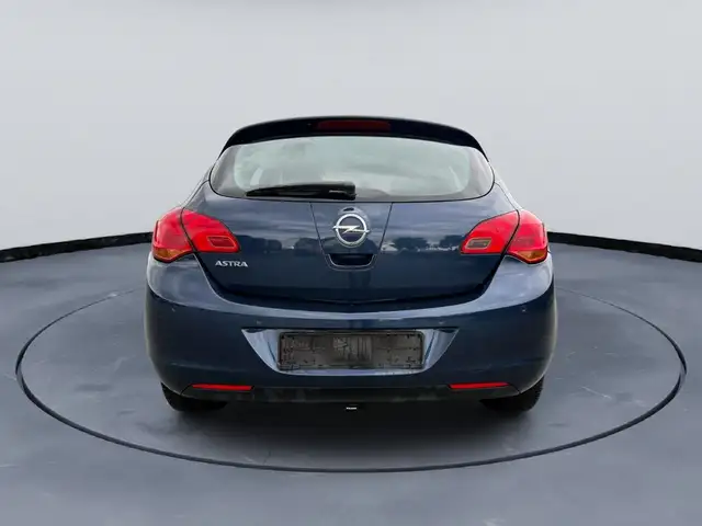 Opel Astra view 4
