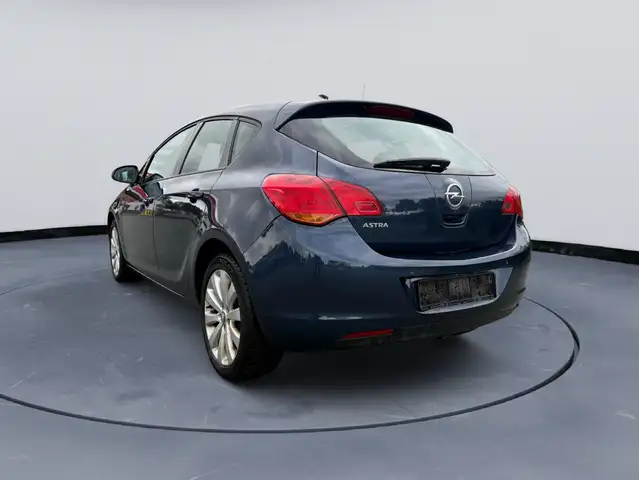 Opel Astra view 3