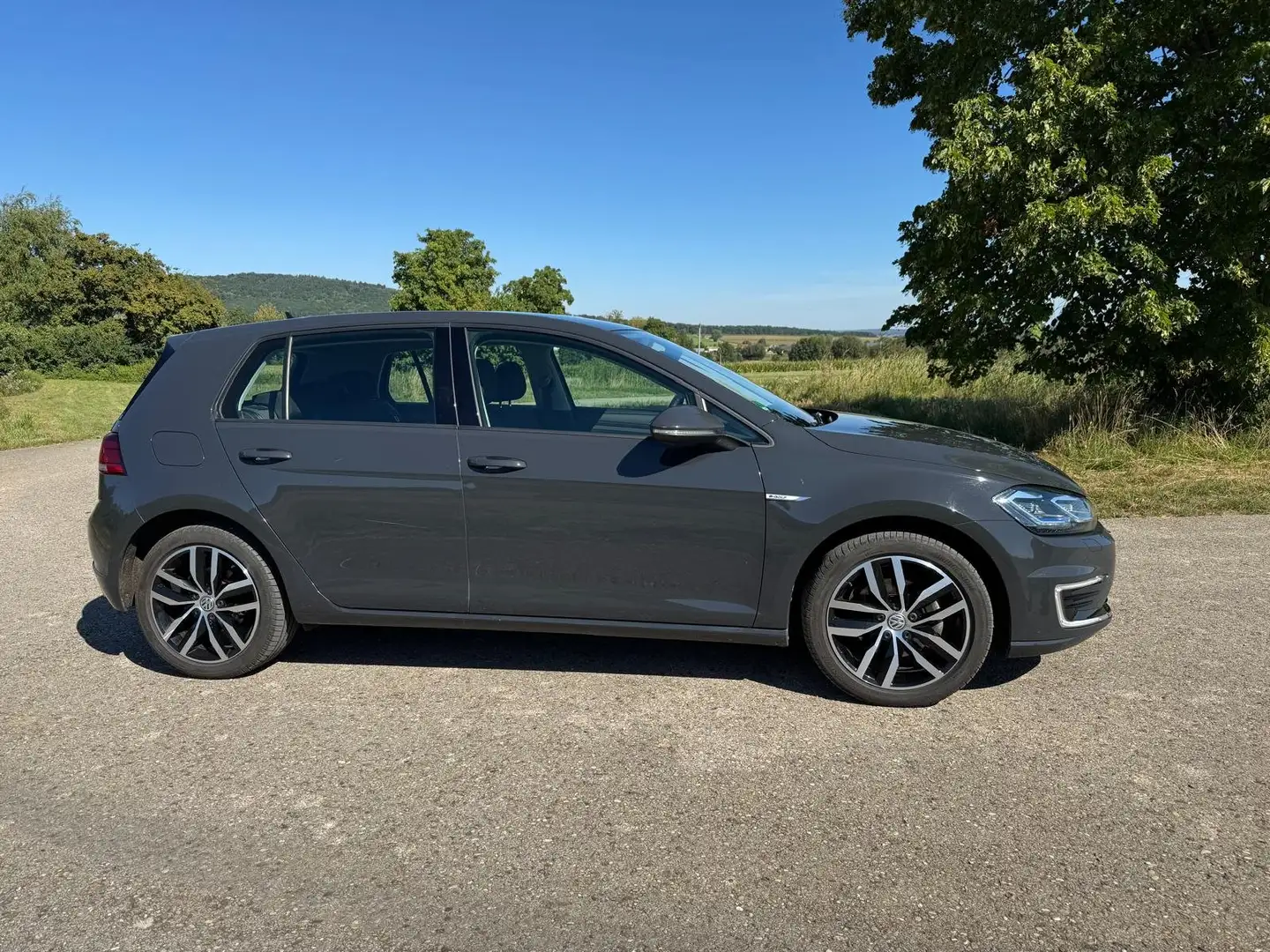 Volkswagen e-Golf Golf VII gepflegt, 1. Hand inkl. So+Wi-Reifen Alu. Grau - 1