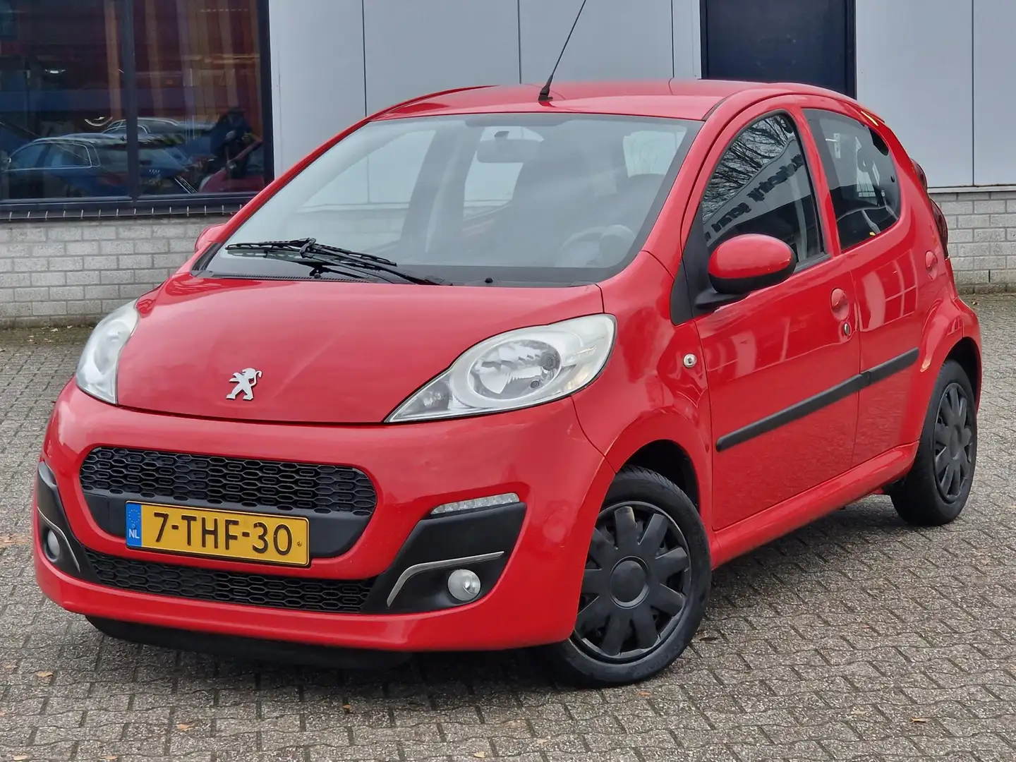 Peugeot 107 1.0 ACTIVE 5 DRS AIRCO EL. RAMEN ISOFIX Červená - 2