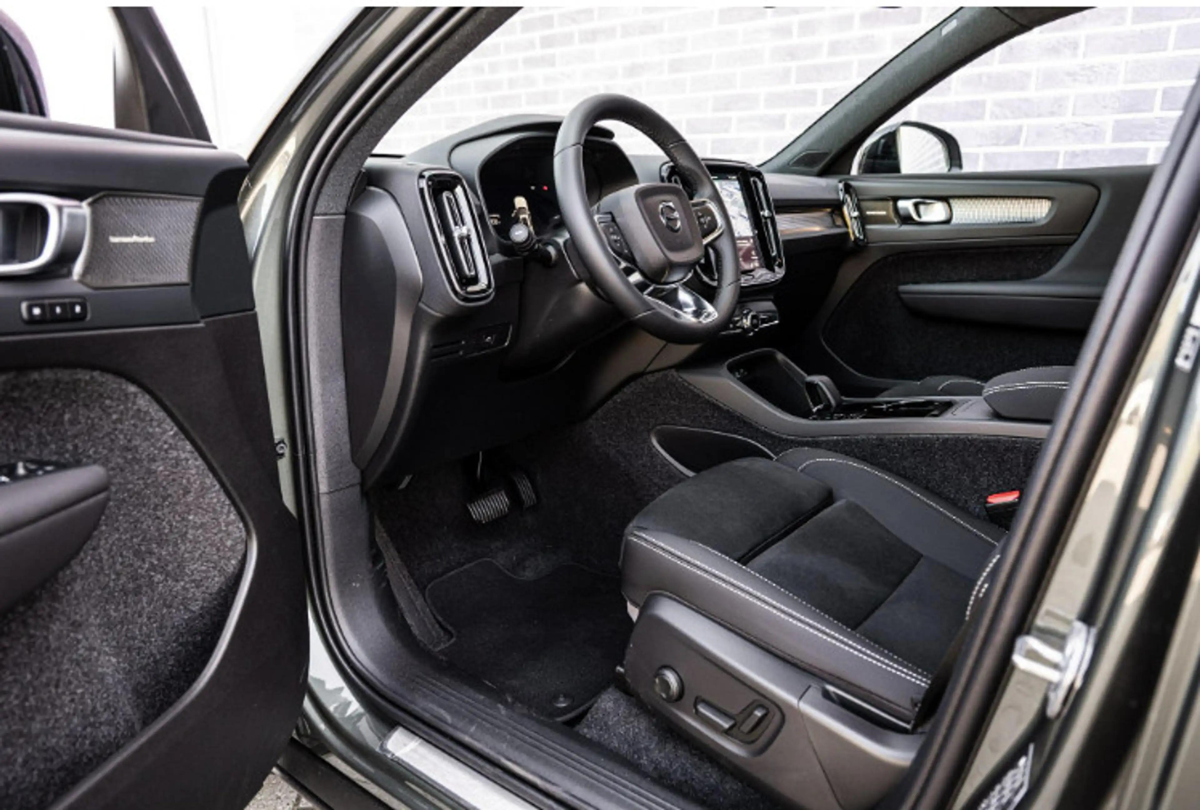 Volvo EX40 Single Motor Extended Range Ultra Europa Black Ed. — photo 11