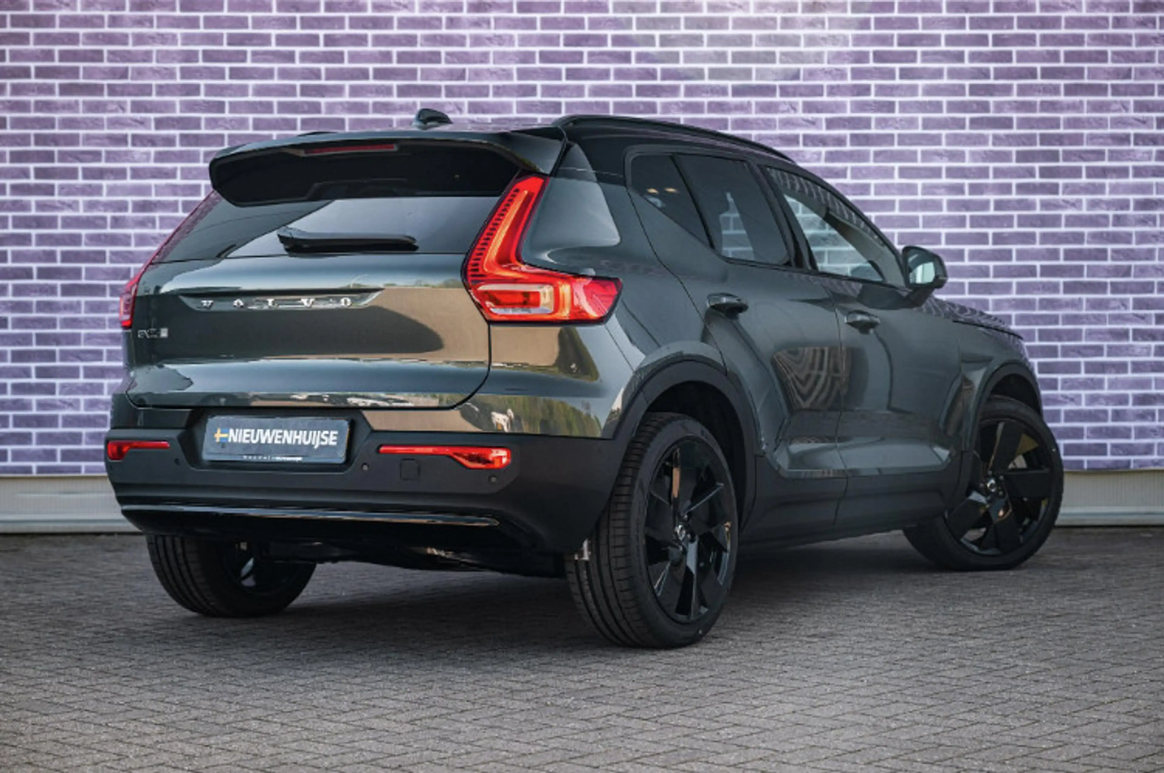 Volvo EX40 Single Motor Extended Range Ultra Europa Black Ed. — photo 2