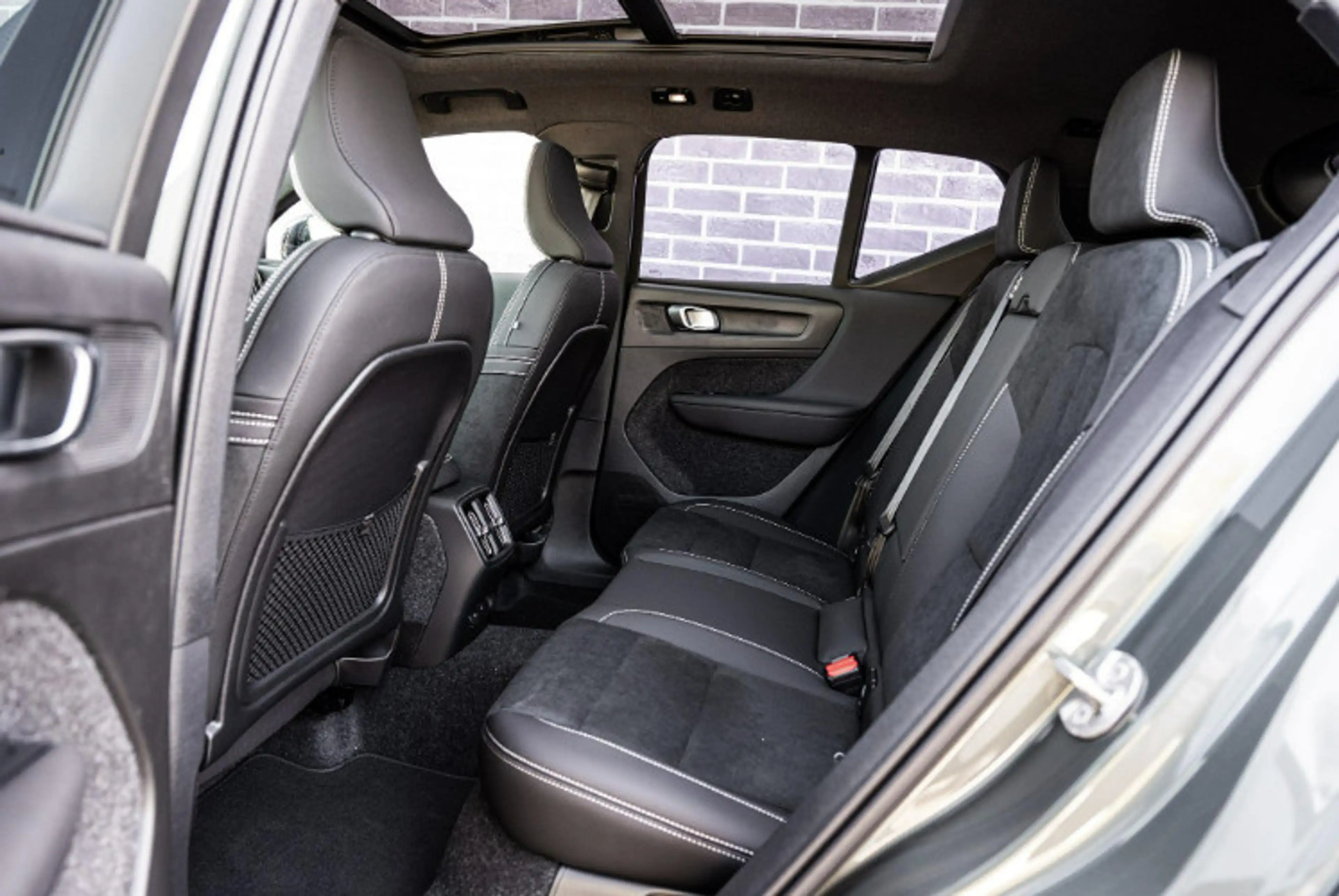 Volvo EX40 Single Motor Extended Range Ultra Europa Black Ed. — photo 13