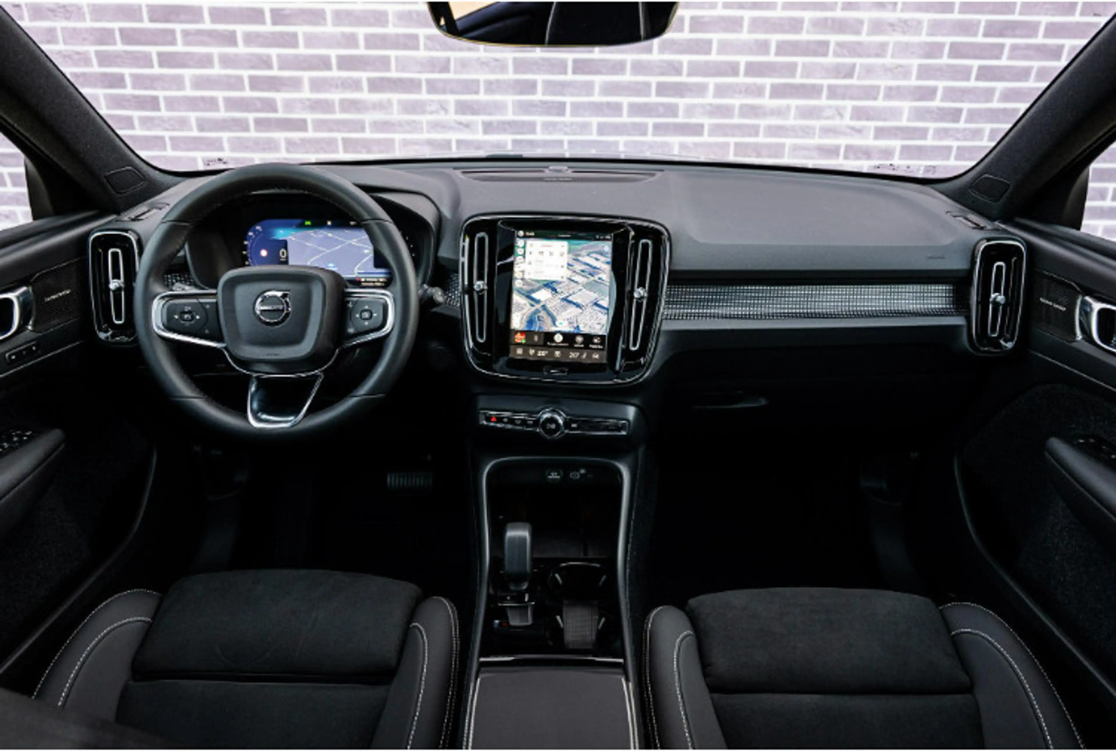 Volvo EX40 Single Motor Extended Range Ultra Europa Black Ed. — photo 9