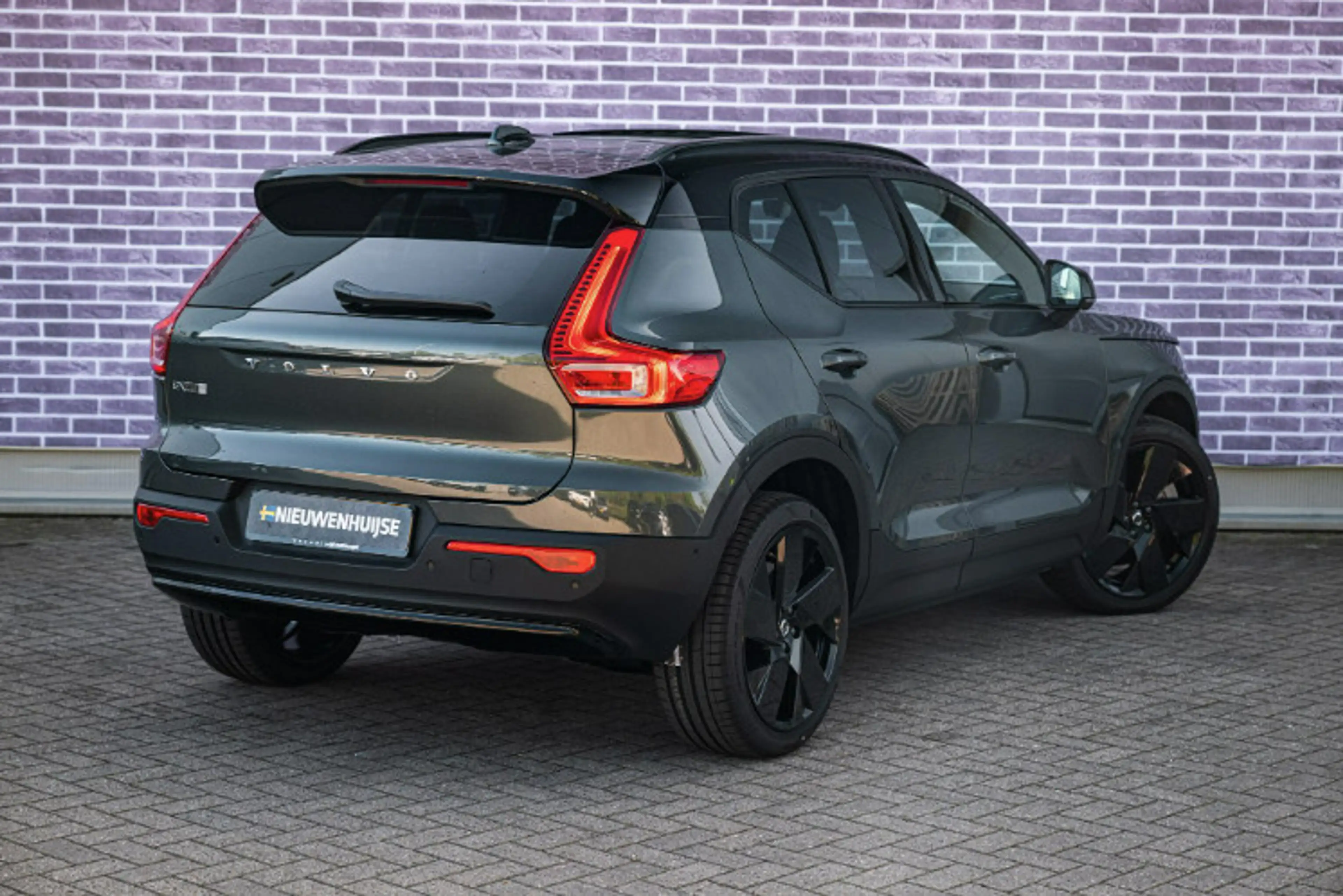 Volvo EX40 Single Motor Extended Range Ultra Europa Black Ed. — photo 4