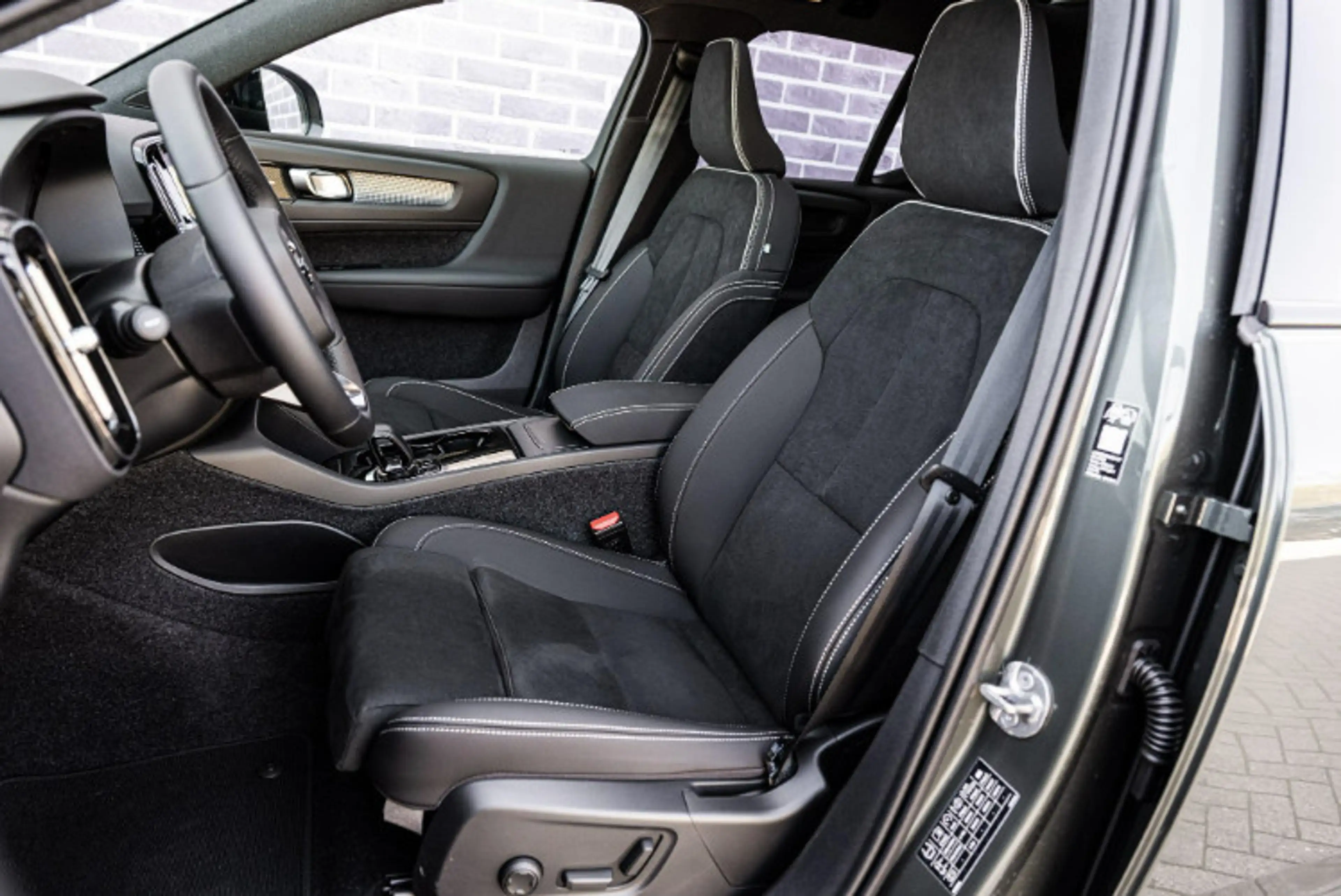 Volvo EX40 Single Motor Extended Range Ultra Europa Black Ed. — photo 10