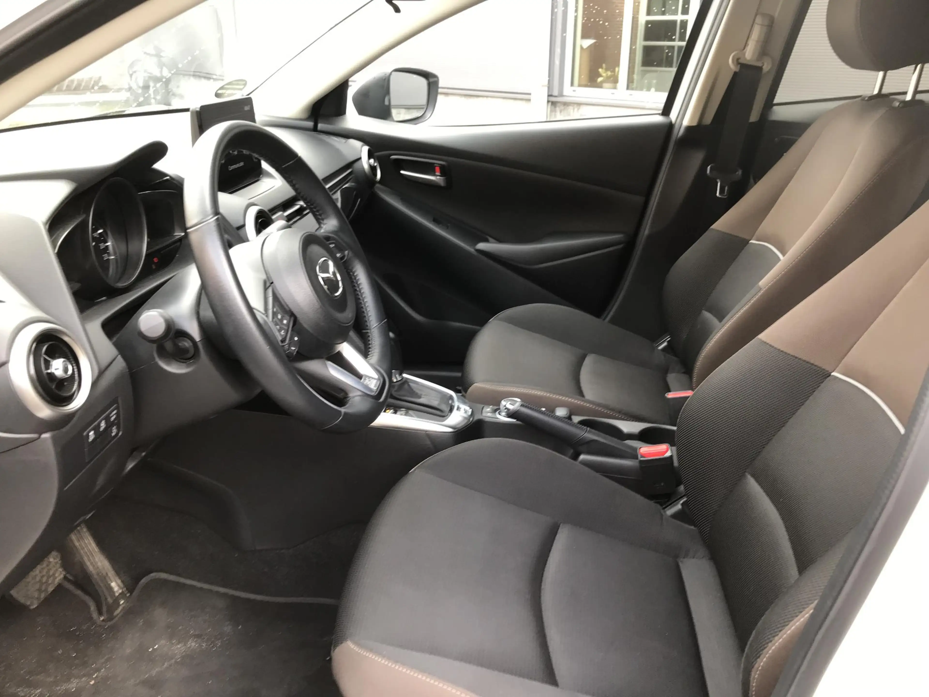 Mazda 2 1.5 Skyactiv-G Signature automaat, navigatie, clim — photo 9