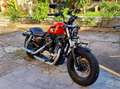 Harley-Davidson 1200 Custom moto completamente customizzata in stile bobber crvena - thumbnail 4