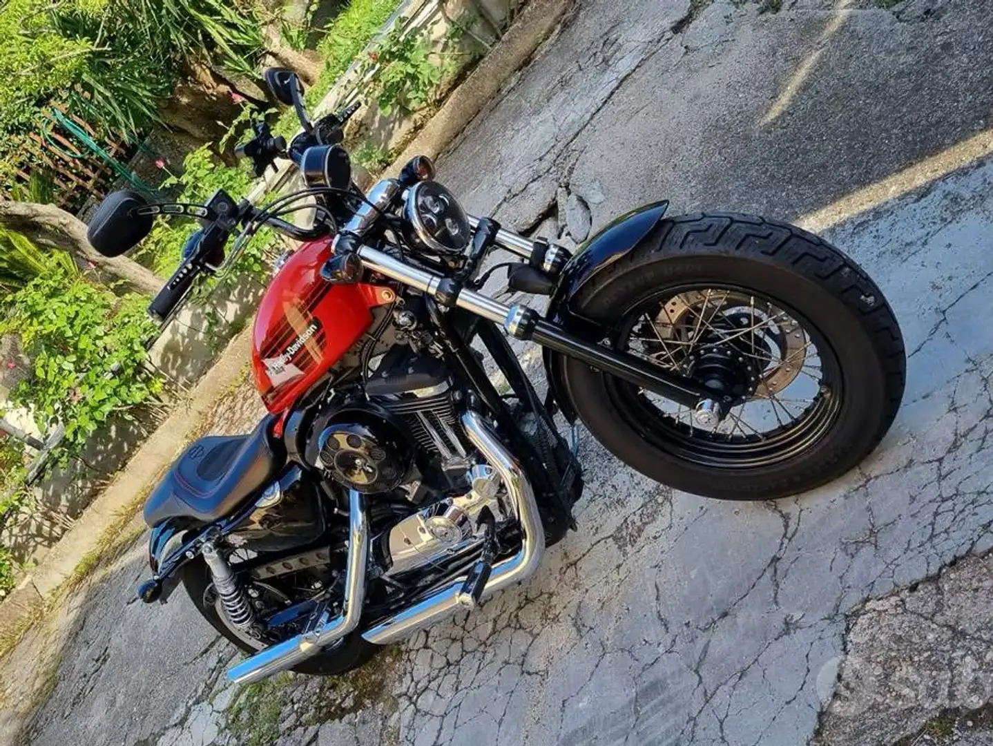Harley-Davidson 1200 Custom moto completamente customizzata in stile bobber crvena - 2