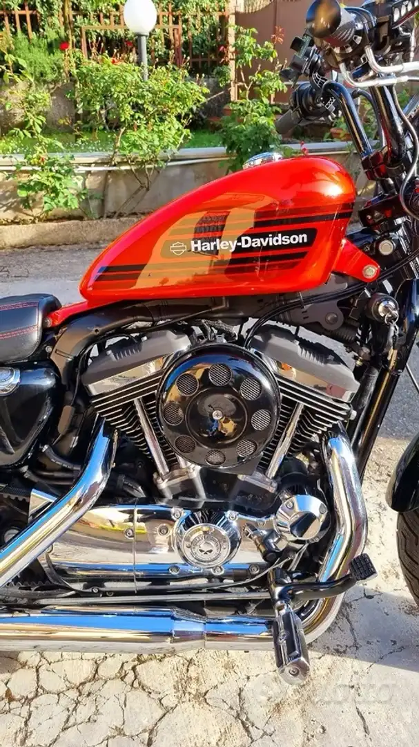 Harley-Davidson 1200 Custom moto completamente customizzata in stile bobber crvena - 1