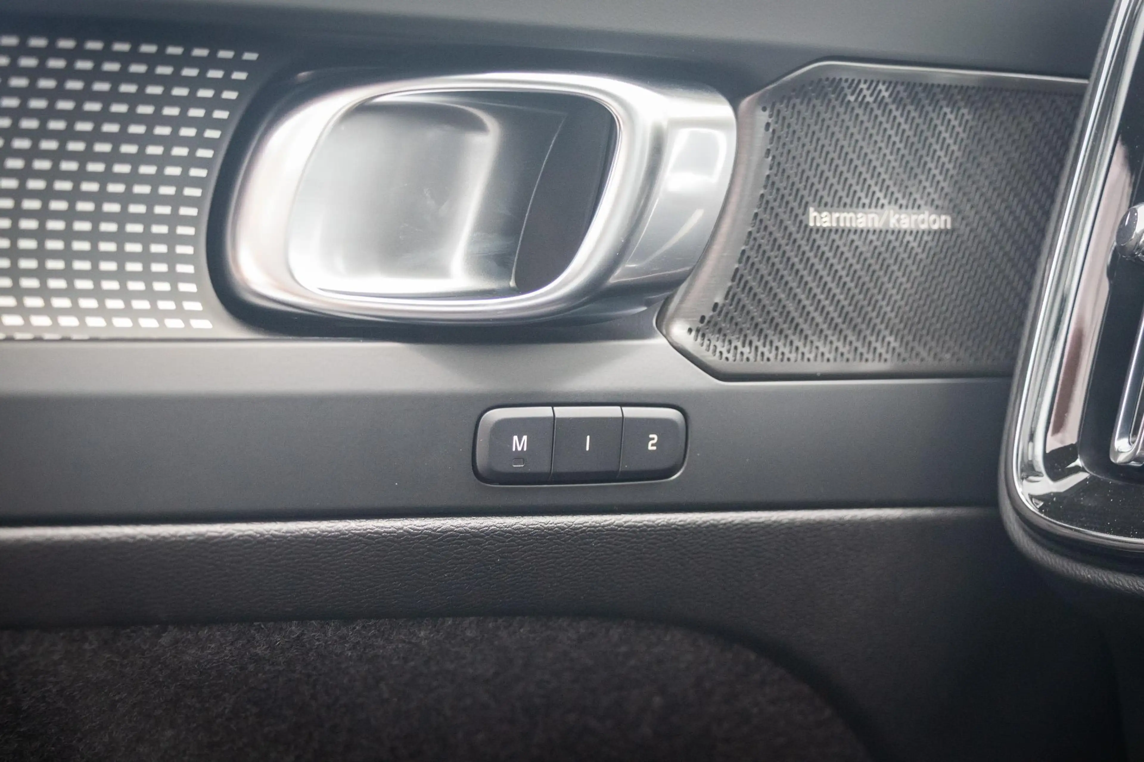 Volvo EX40 Single Motor Ext. Range Ultra Black Edition | Euro — photo 13