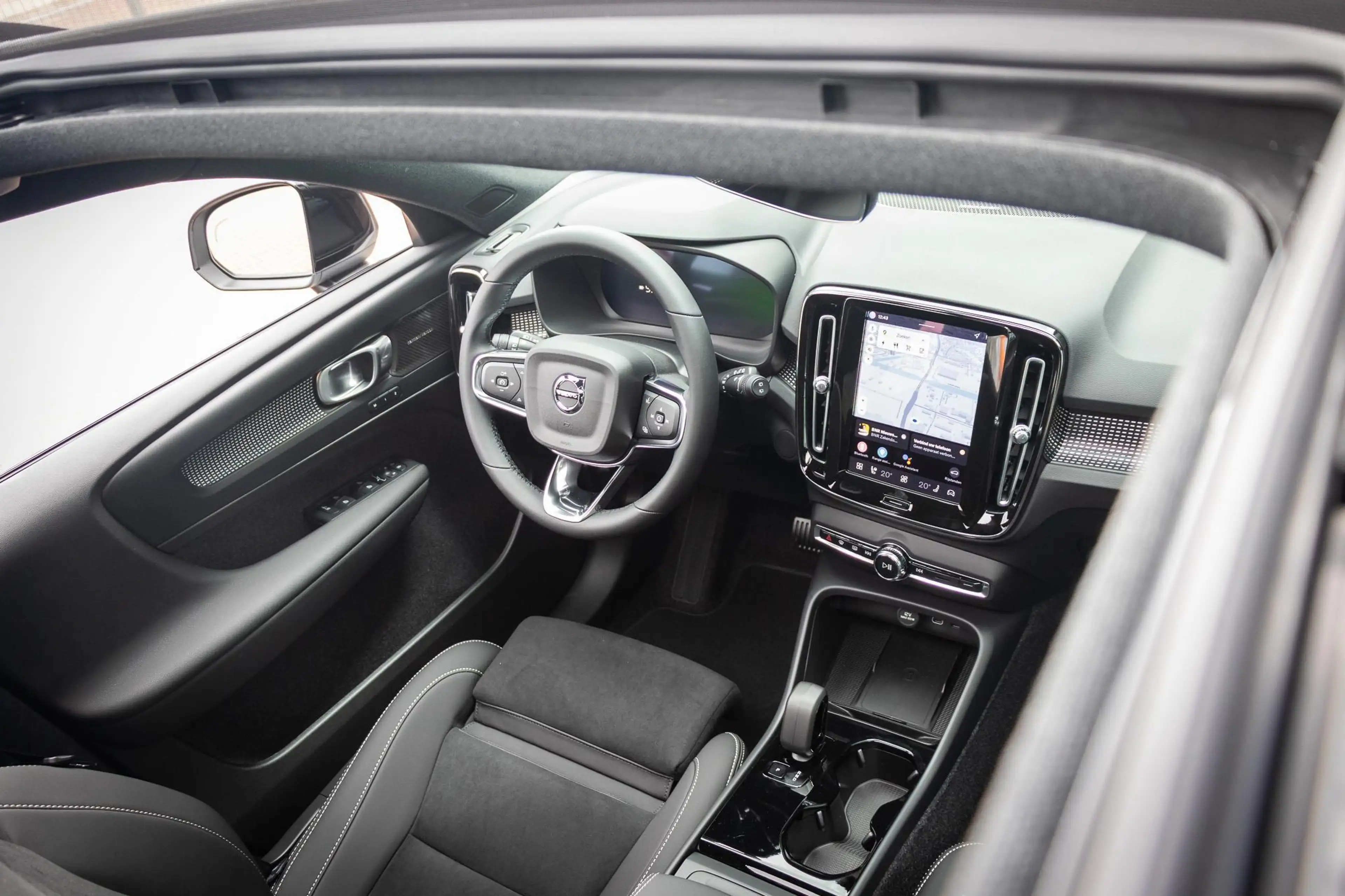 Volvo EX40 Single Motor Ext. Range Ultra Black Edition | Euro — photo 7