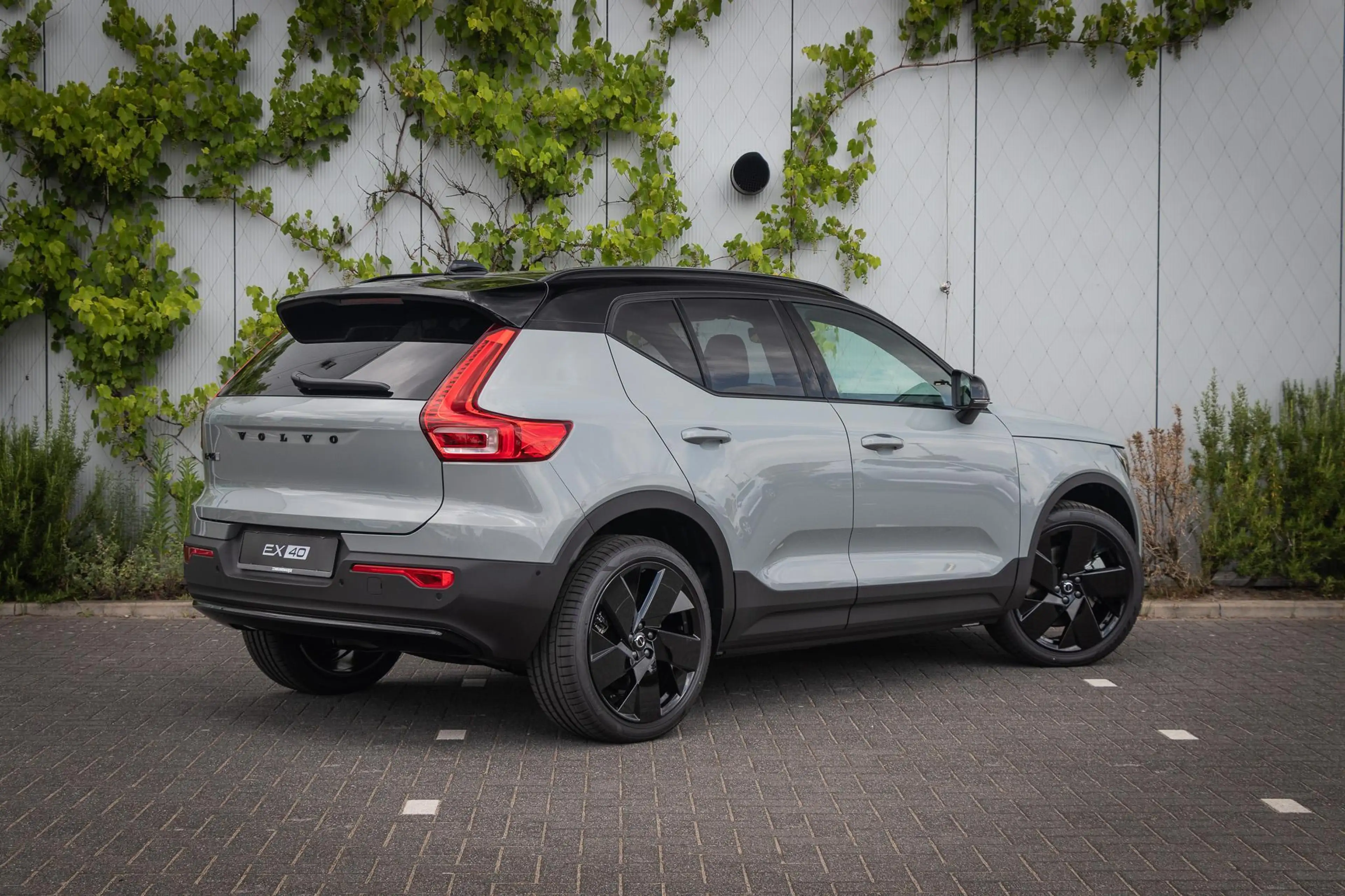 Volvo EX40 Single Motor Ext. Range Ultra Black Edition | Euro — photo 3