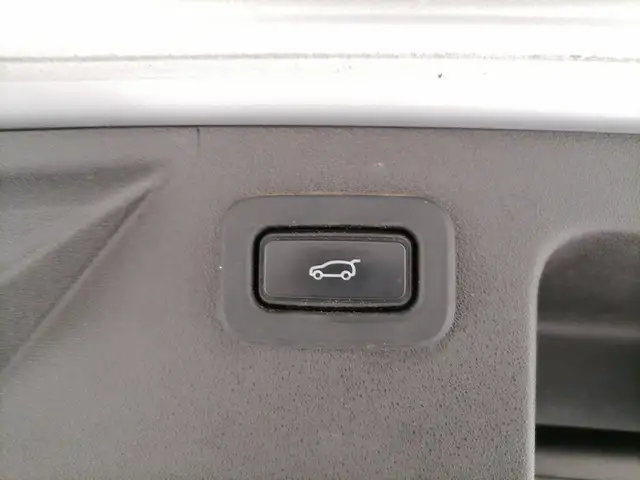Land Rover Discovery Sport view 12