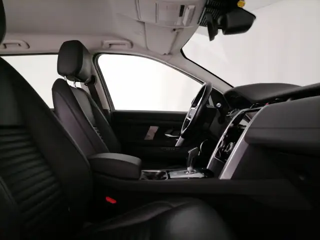 Land Rover Discovery Sport view 3