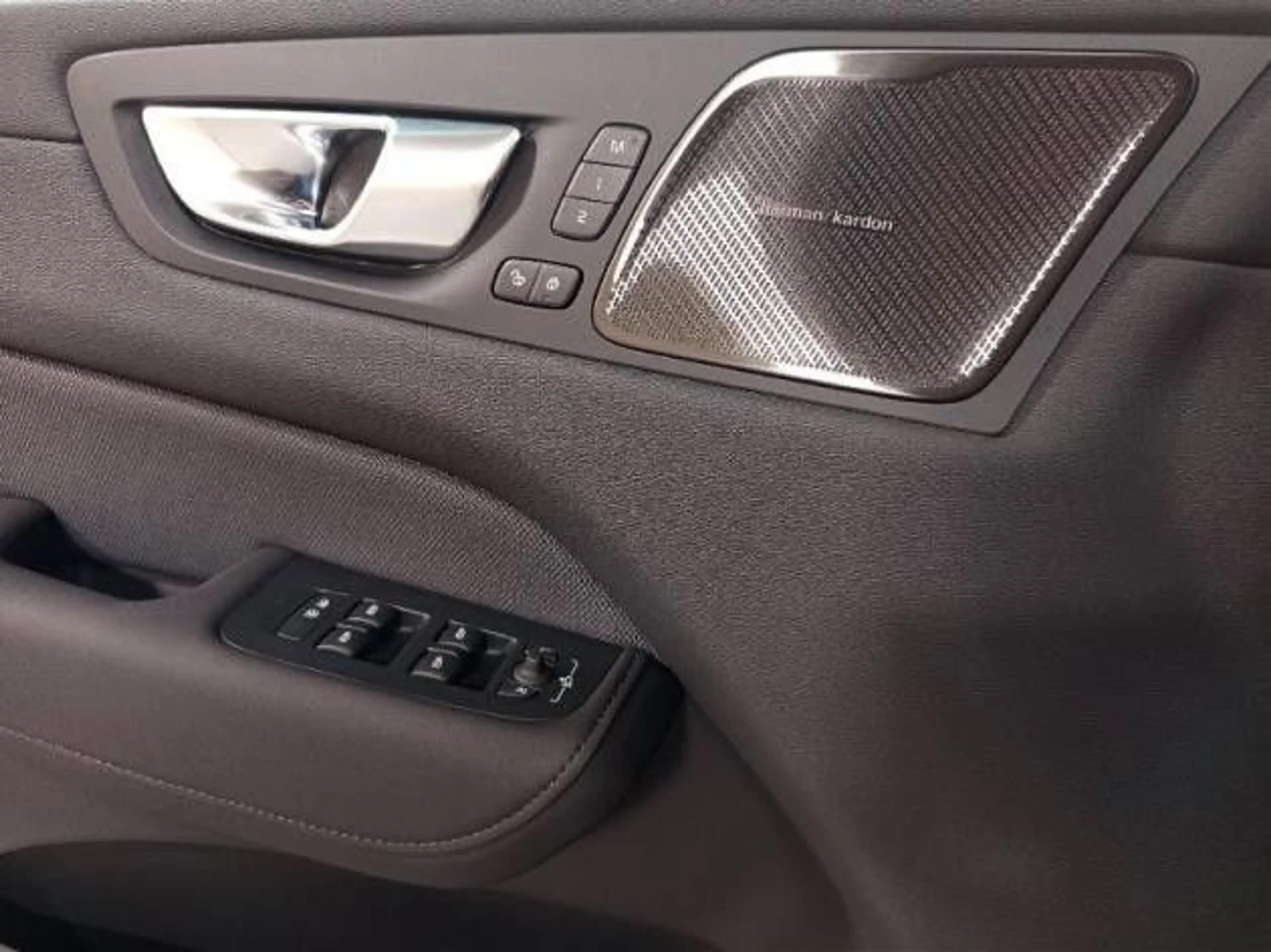 Volvo XC60 T6 Plus Black Edition Recharge Plug-In Hy — photo 6