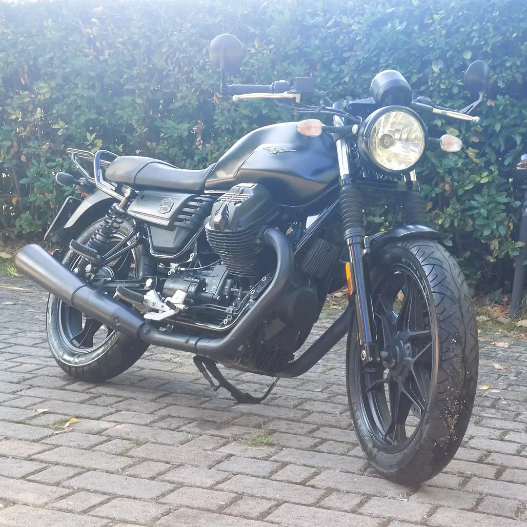 Moto Guzzi V 7 Stone Negru - 1
