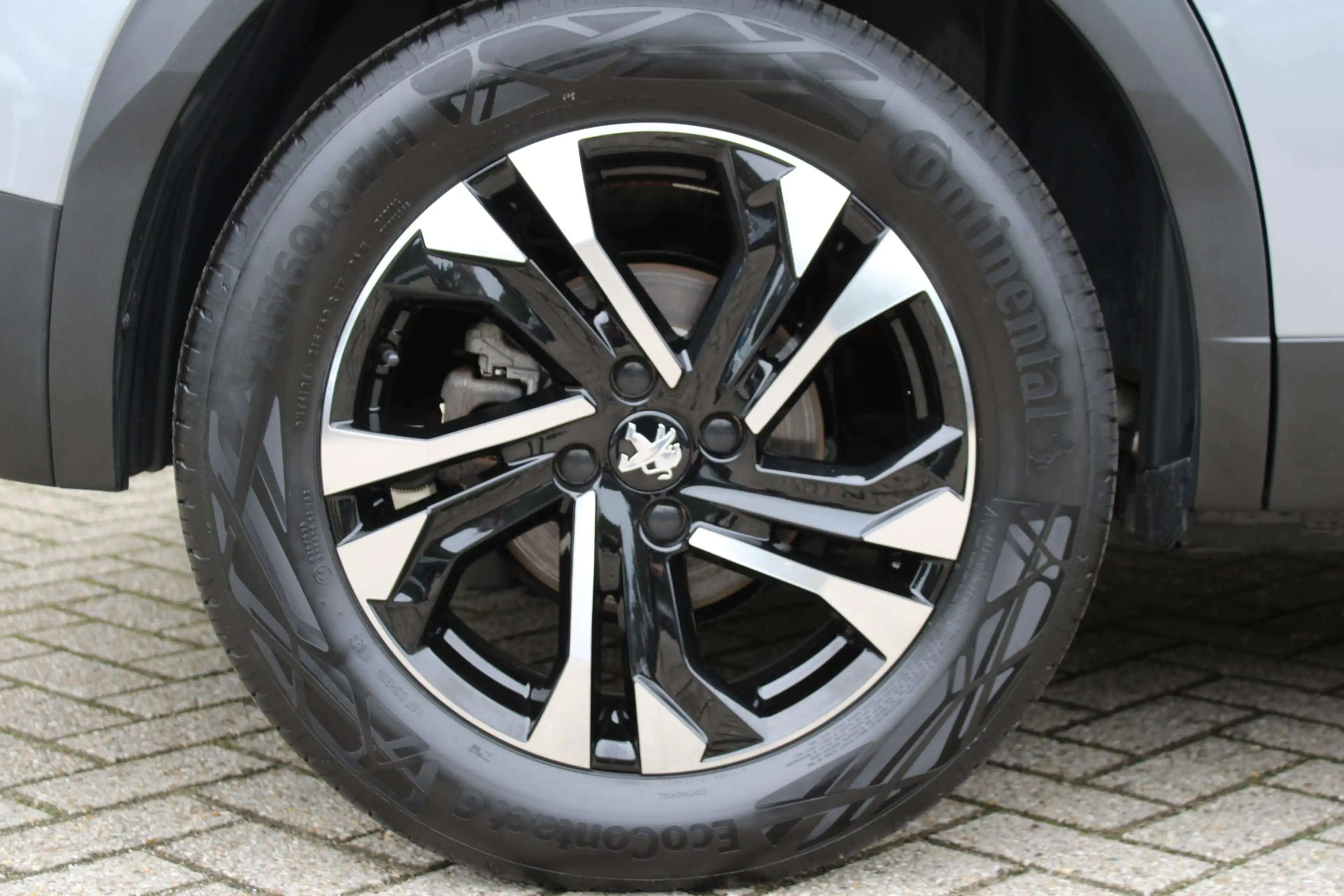 Peugeot e-2008 EV Allure 50 kWh — photo 6