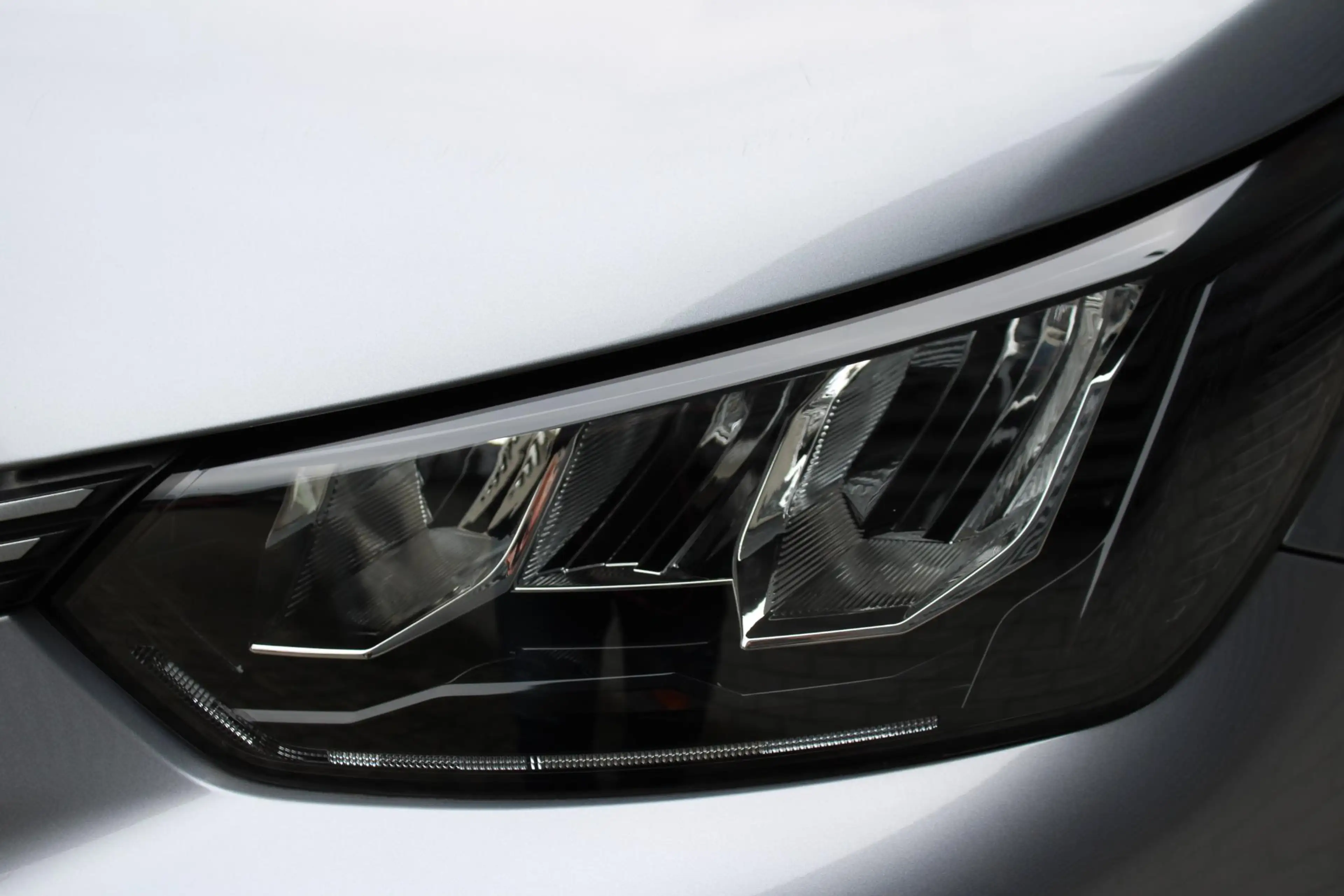 Peugeot e-2008 EV Allure 50 kWh — photo 13