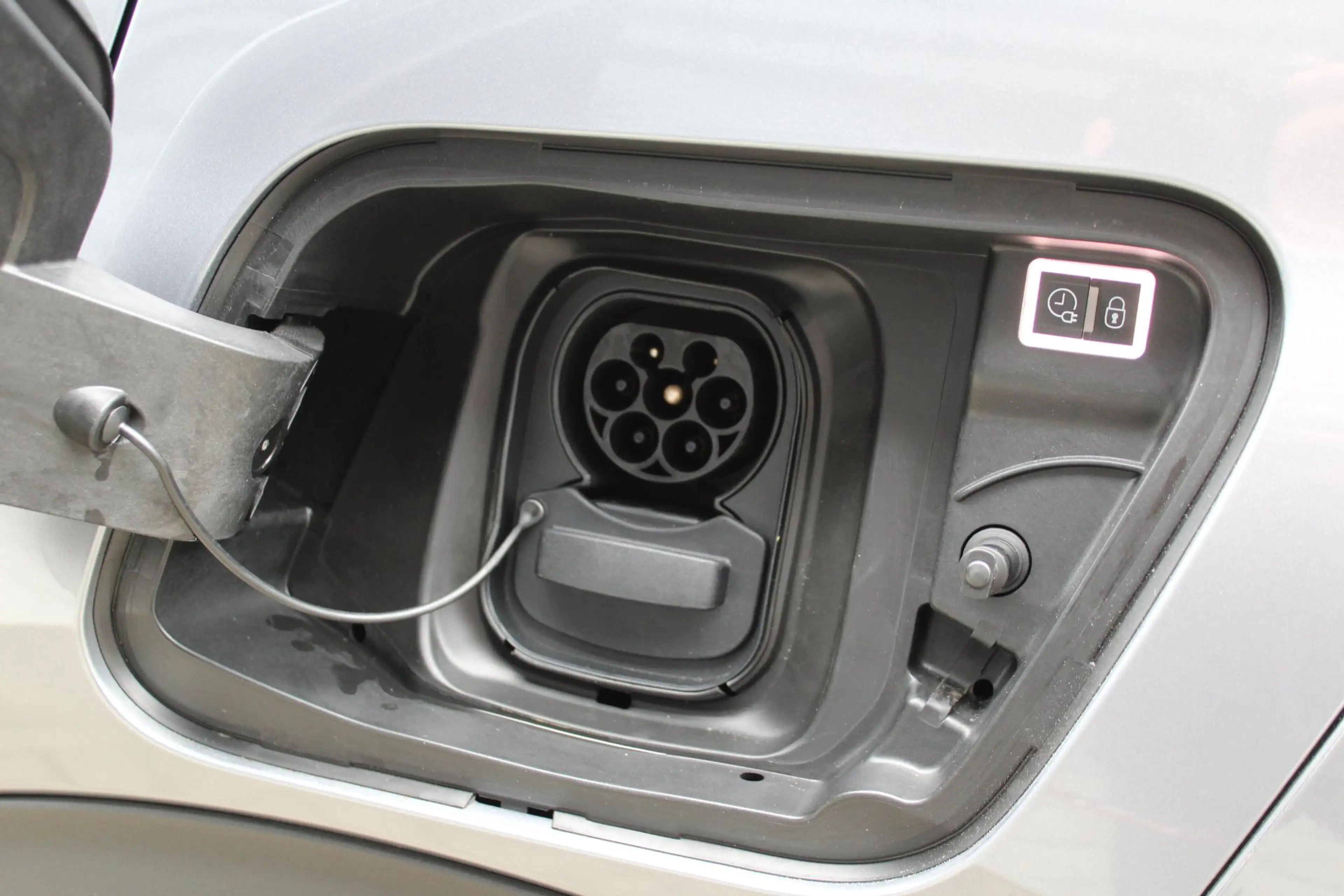 Peugeot e-2008 EV Allure 50 kWh — photo 8