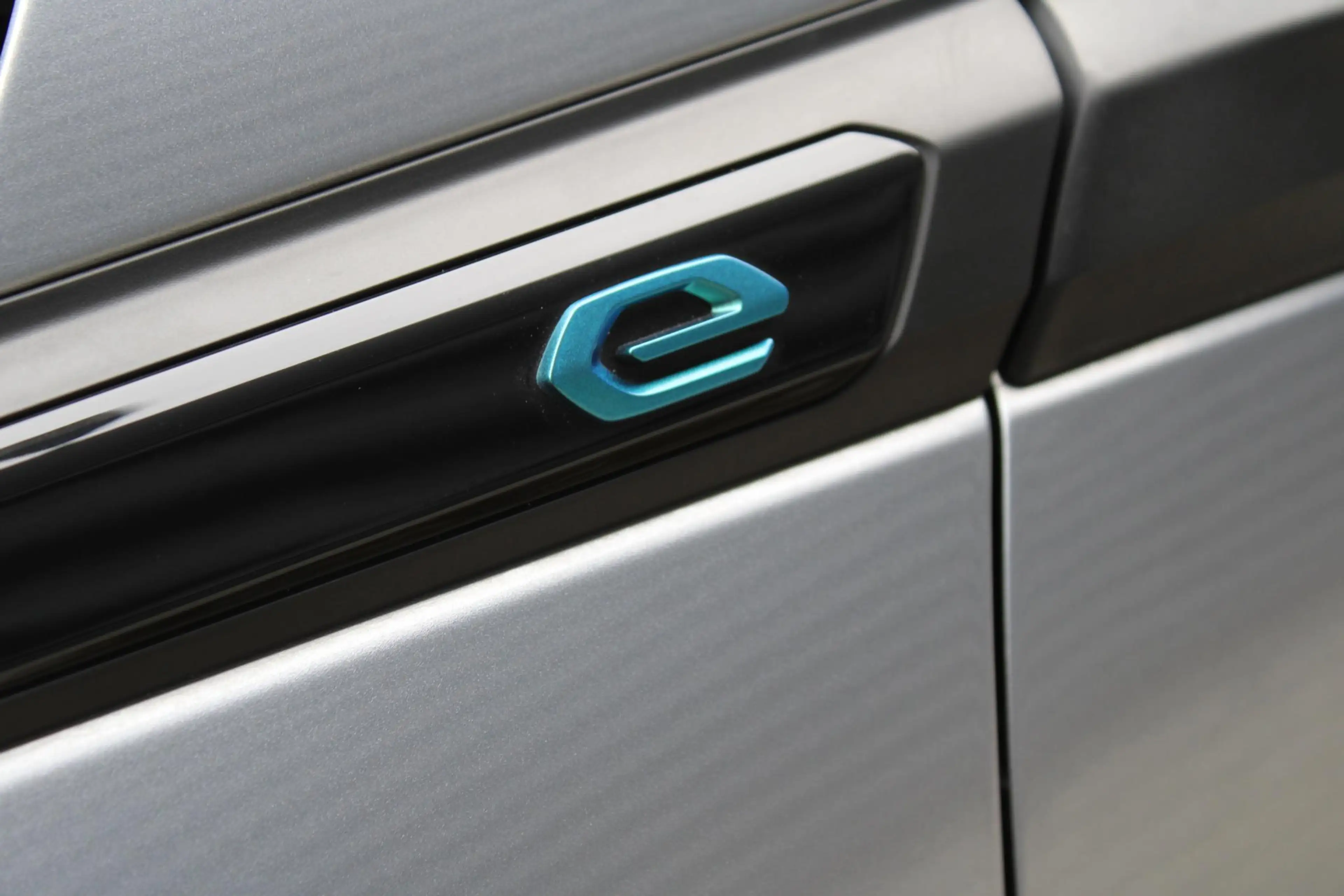 Peugeot e-2008 EV Allure 50 kWh — photo 12