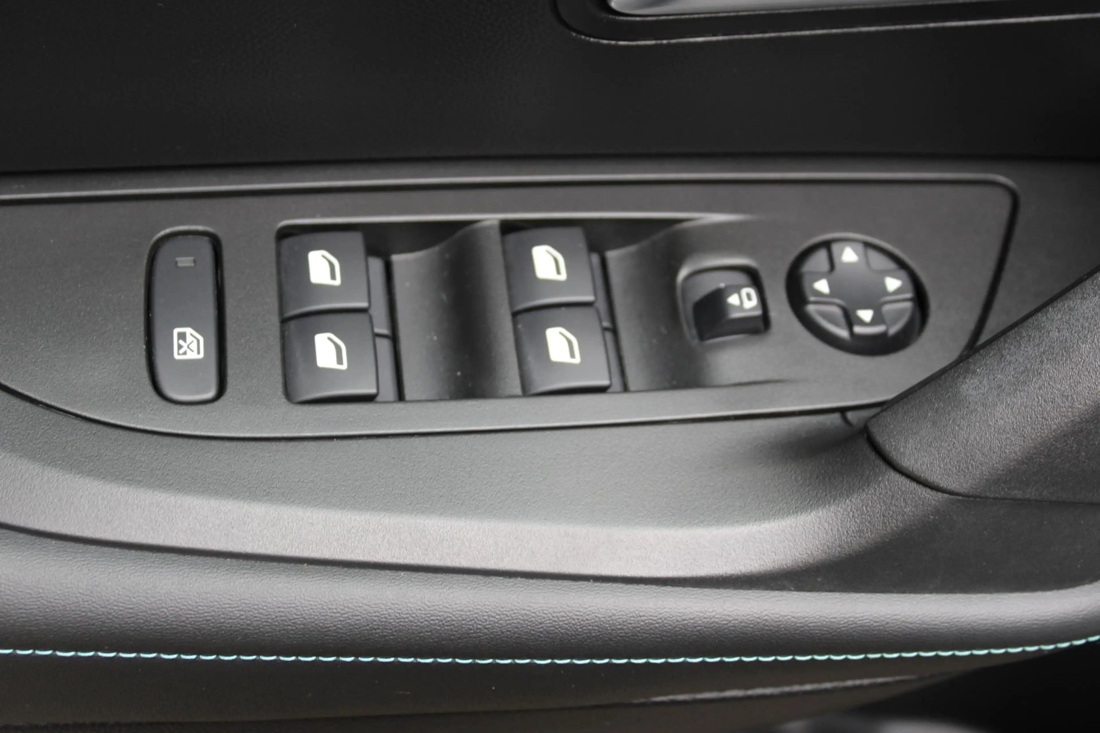 Peugeot e-2008 EV Allure 50 kWh — photo 15