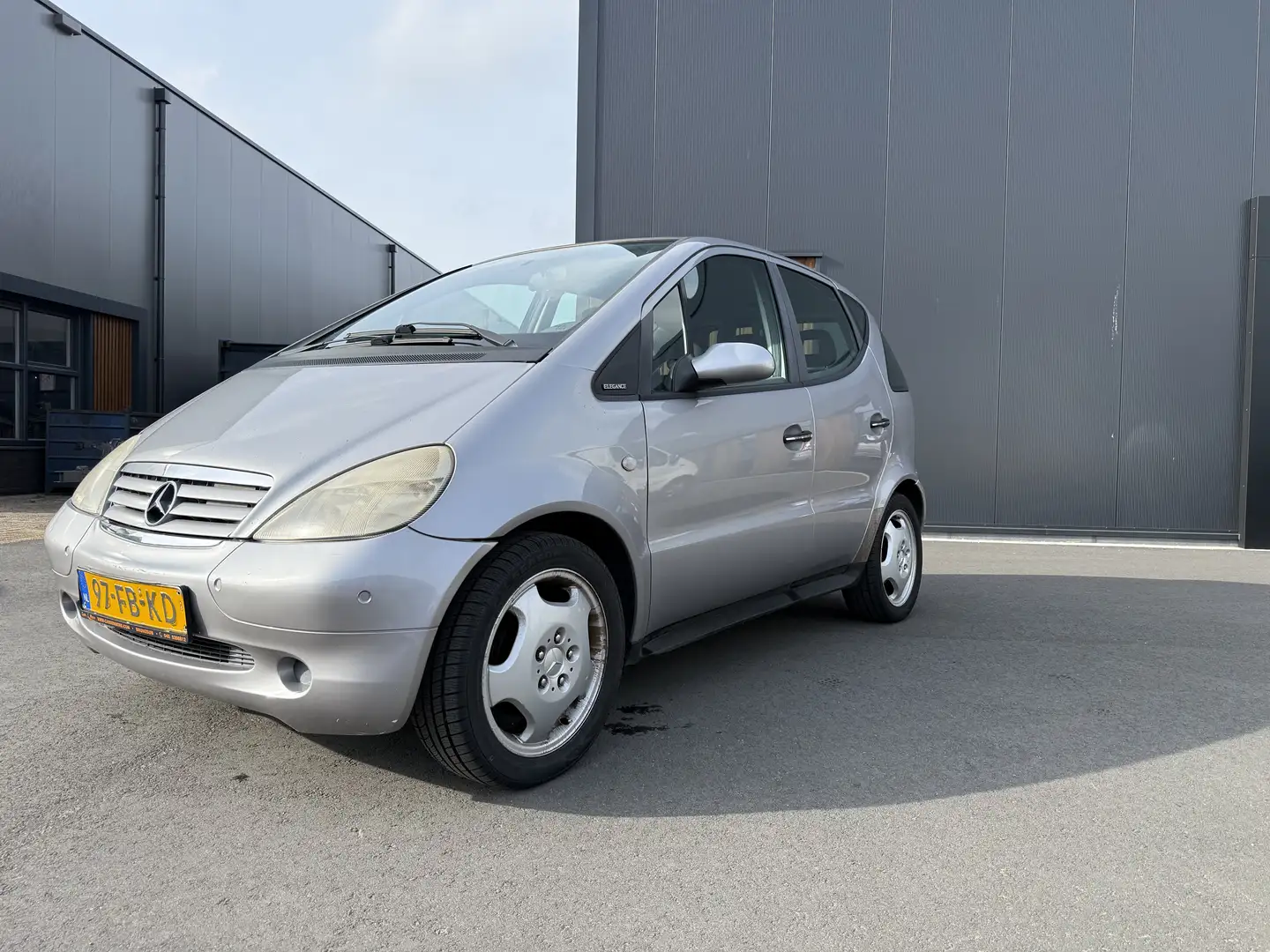 Mercedes-Benz A 190 Elegance New Apk Grau - 1