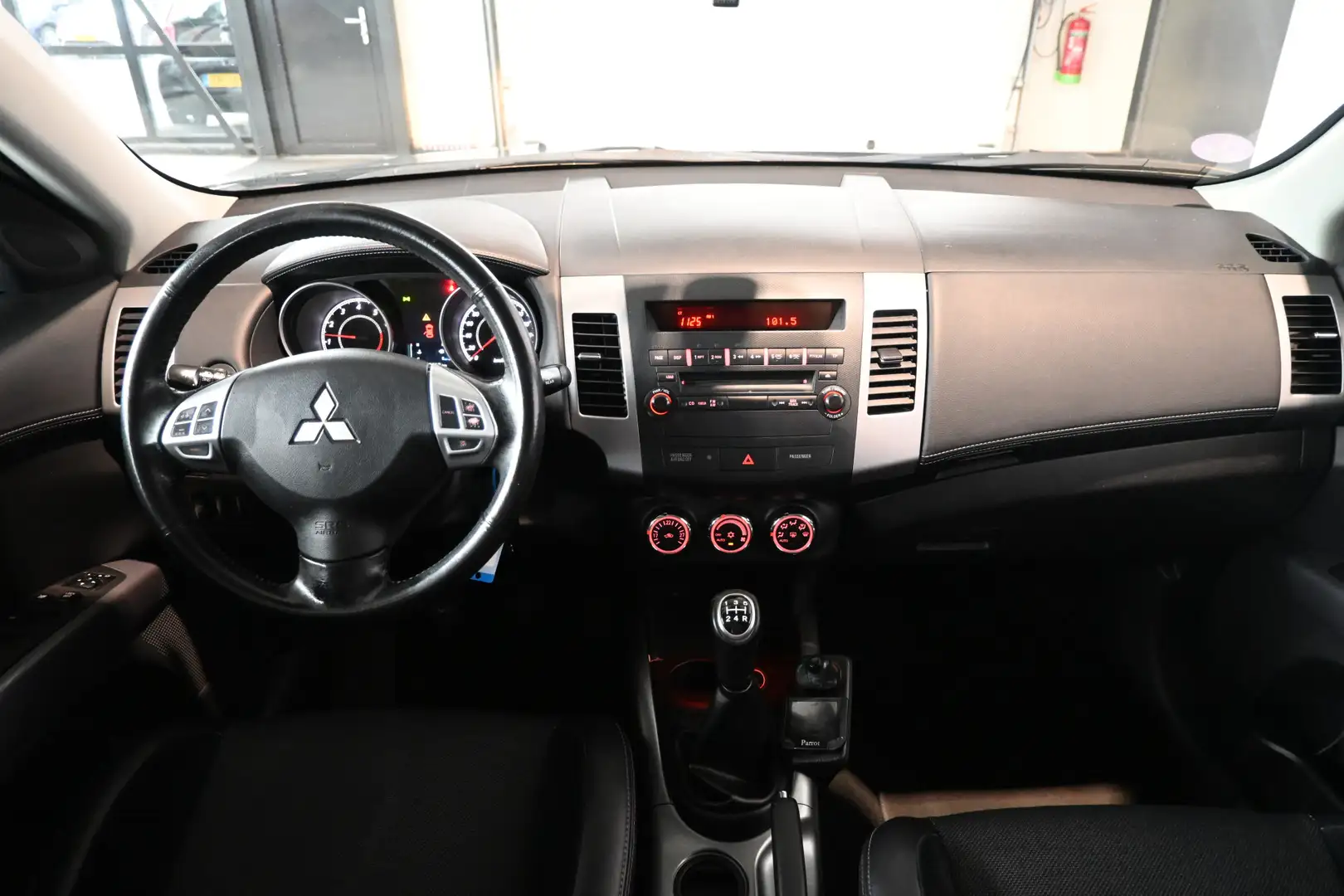Mitsubishi Outlander 2.0 Intro Edition Airco Trekhaak Dealer Onderhoude Zwart - 2