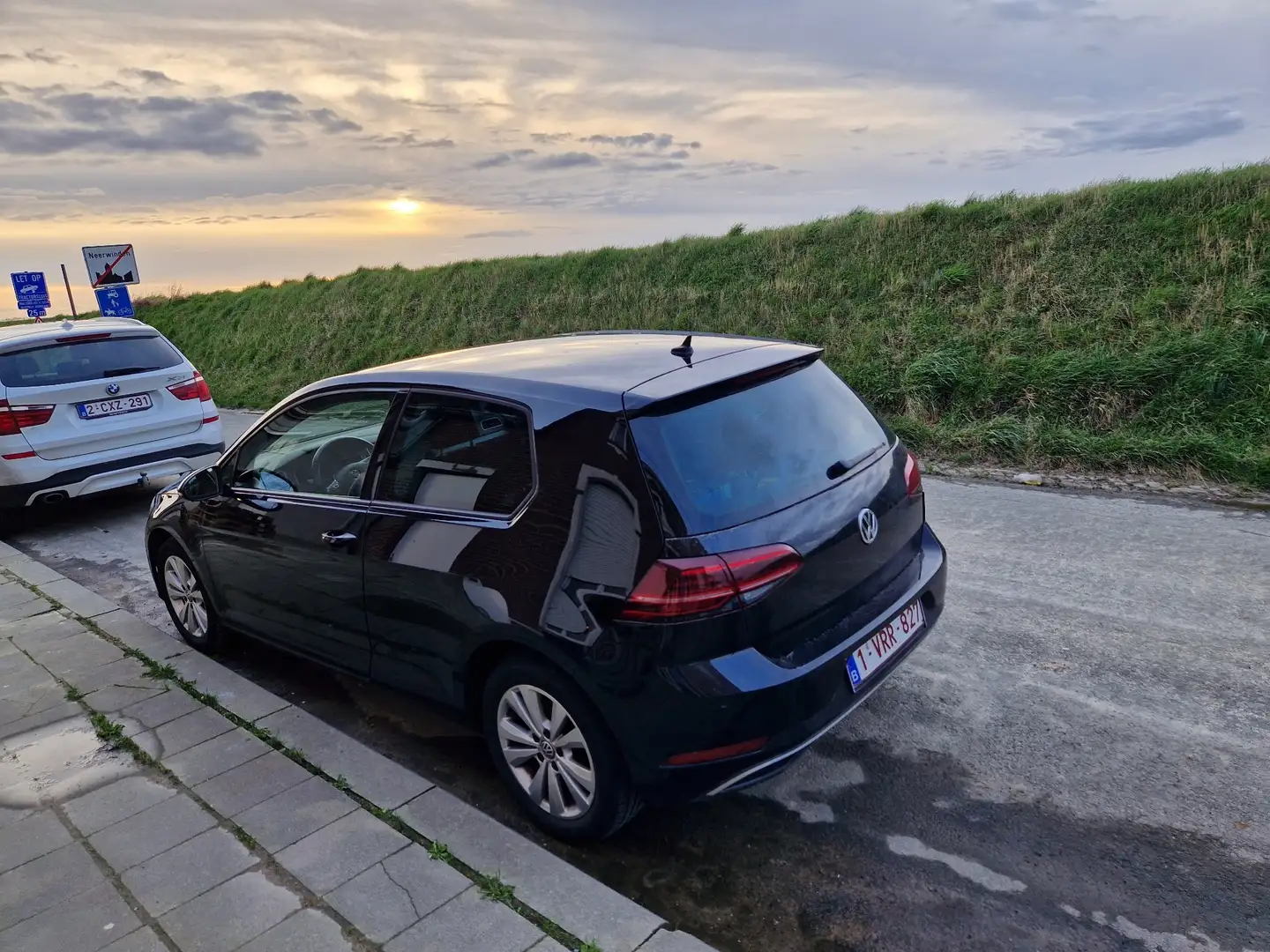 Volkswagen Golf 1.0 TSI BMT Comfortline Zwart - 1