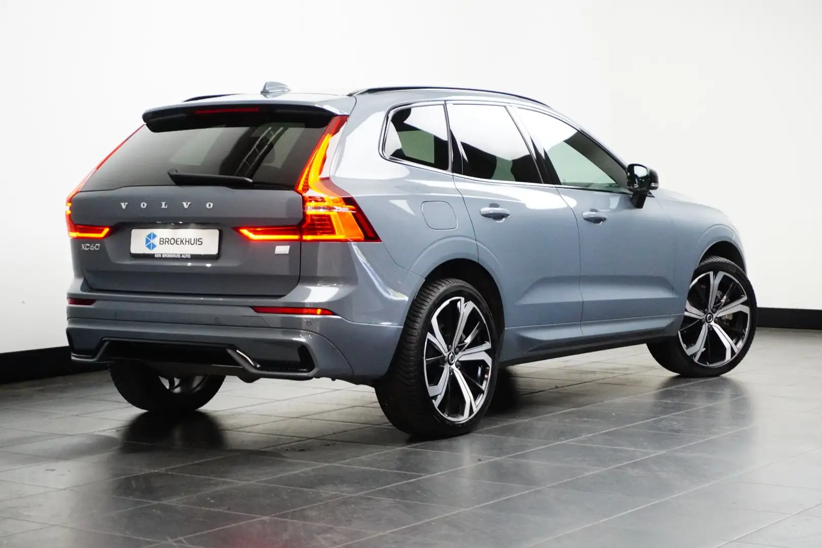 Volvo XC60 2.0 T6 Plug-in hybrid AWD Plus Dark | Harman Kardo Gris - 2