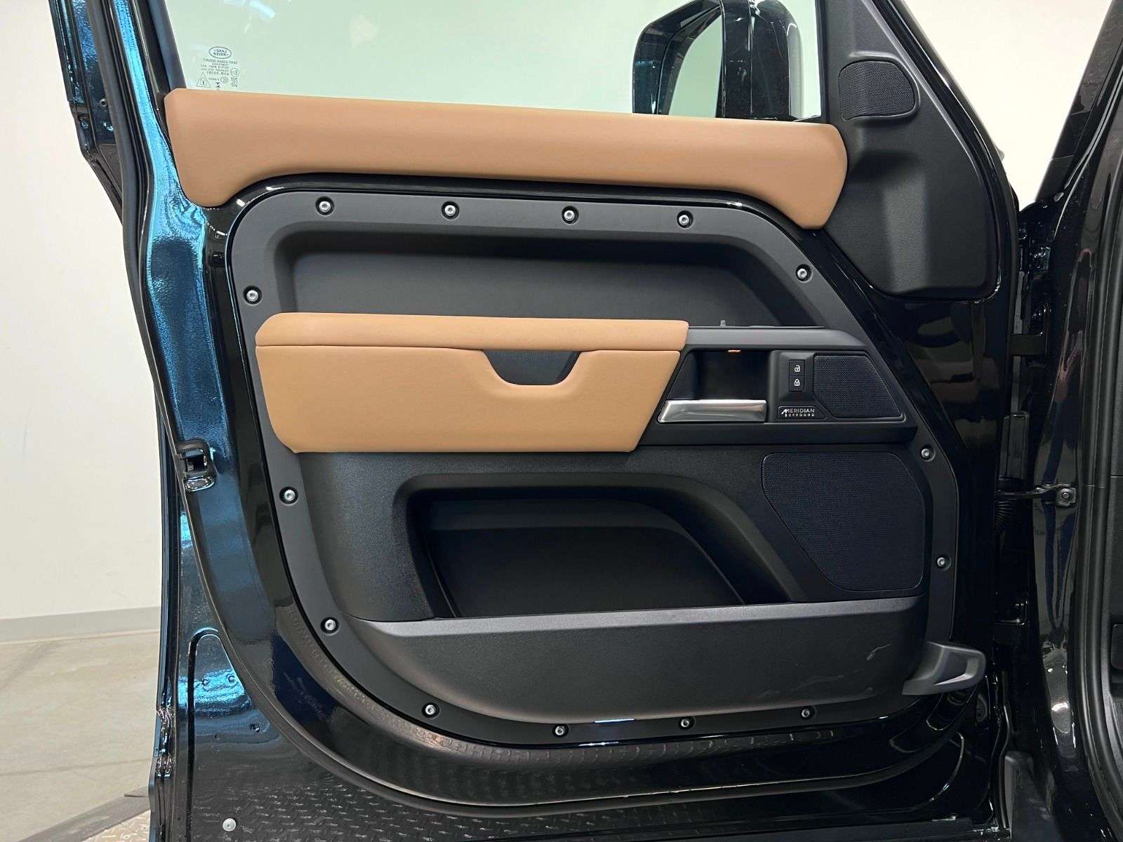 2026 Land Rover Defender 110 P500 V8 X-DYNAMIC SE | FULL MATTE WRAP thumb 28