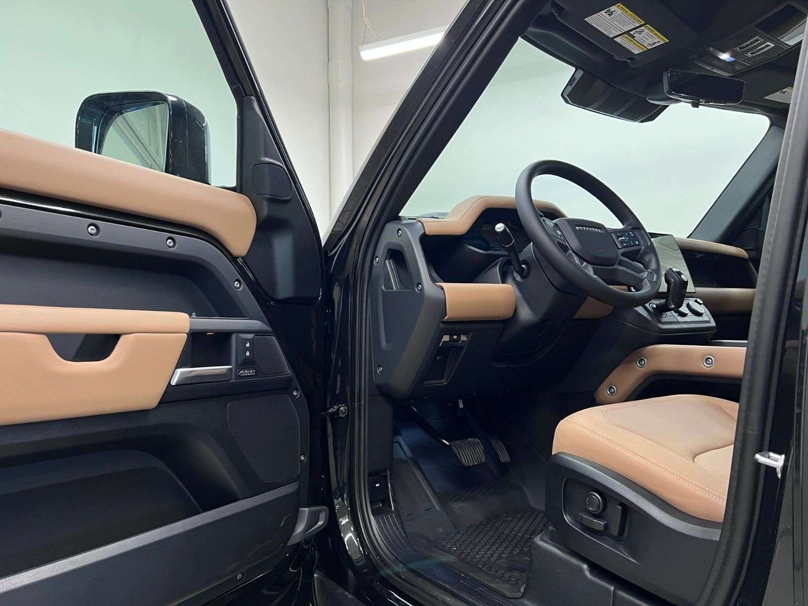 2026 Land Rover Defender 110 P500 V8 X-DYNAMIC SE | FULL MATTE WRAP alt 4