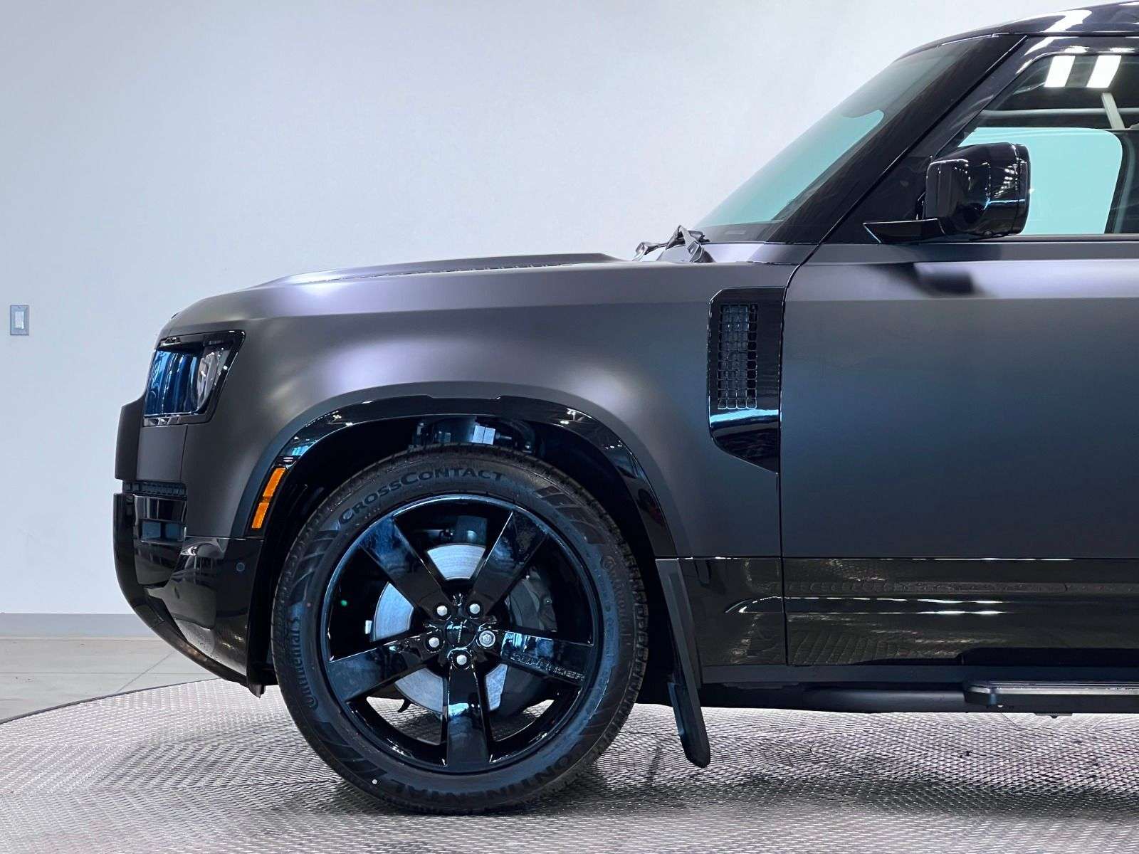 2026 Land Rover Defender 110 P500 V8 X-DYNAMIC SE | FULL MATTE WRAP thumb 9