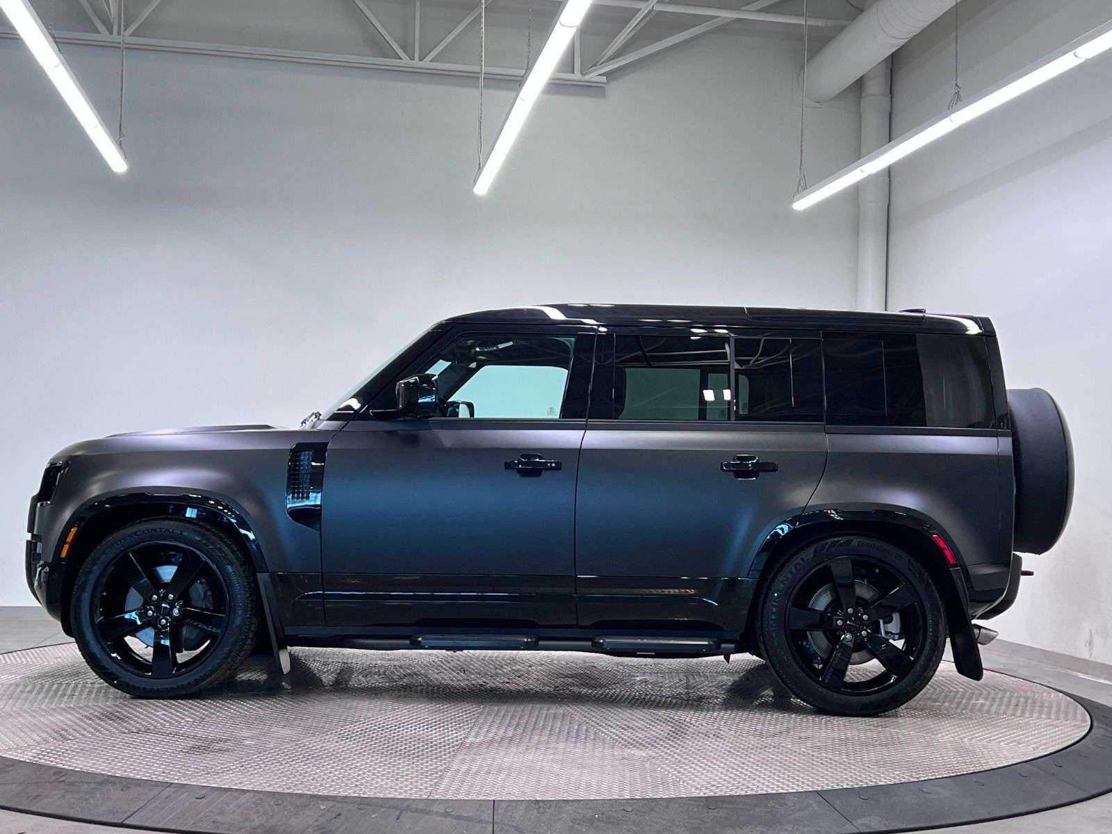2026 Land Rover Defender 110 P500 V8 X-DYNAMIC SE | FULL MATTE WRAP alt 2